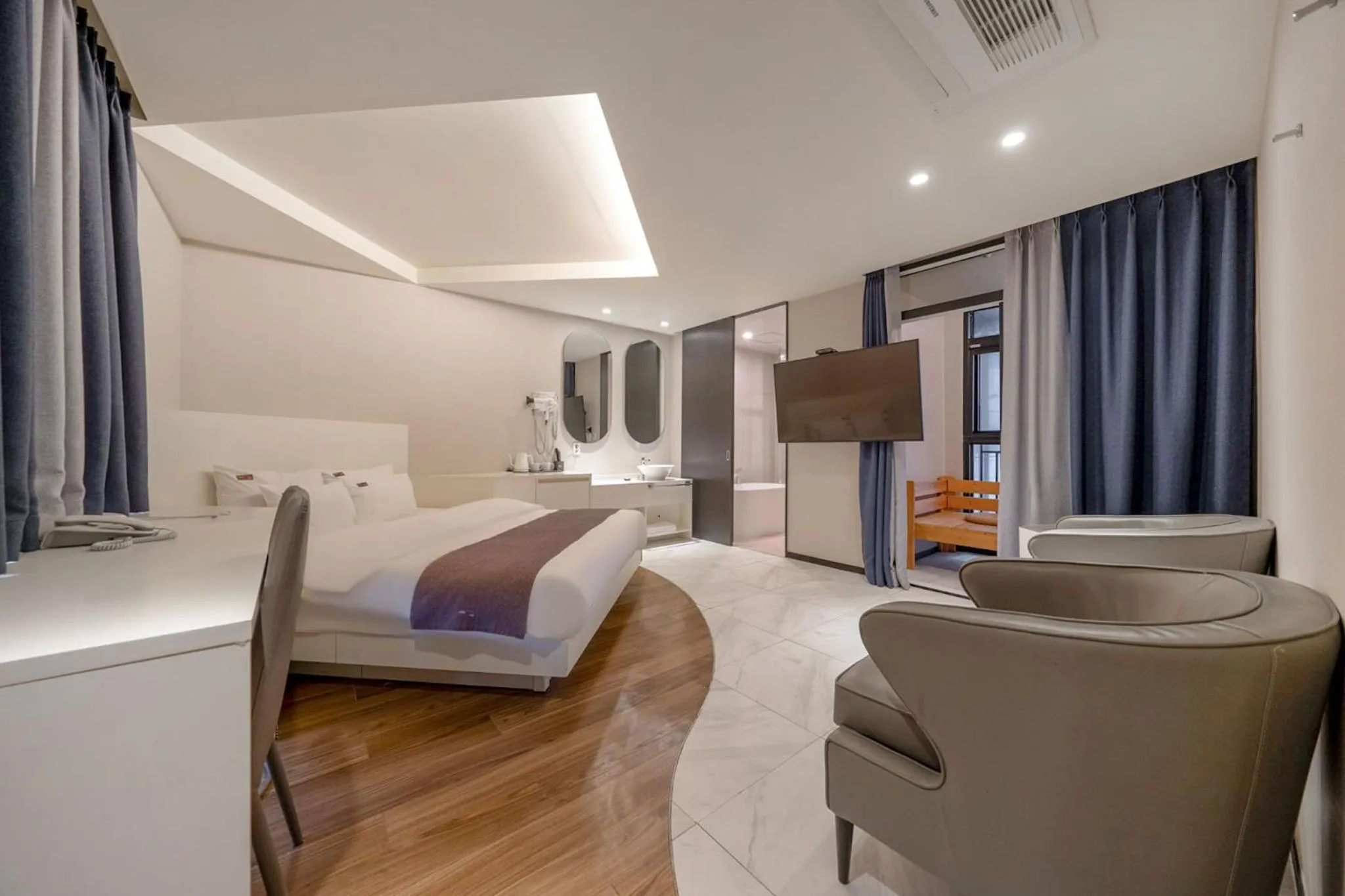 Photo of the whole room, Bed in Cheonho Aria Hotel