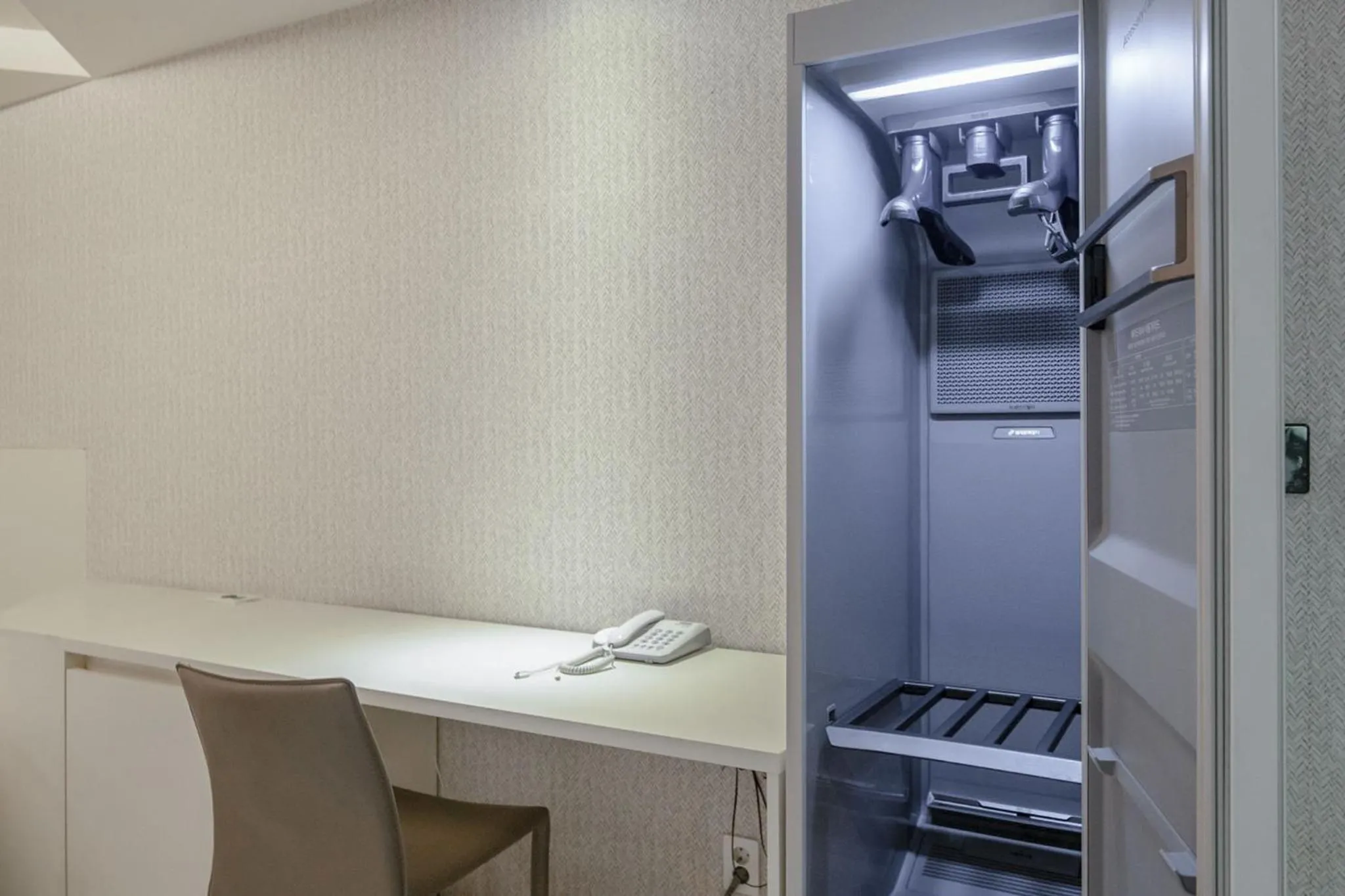 wardrobe in Cheonho Aria Hotel