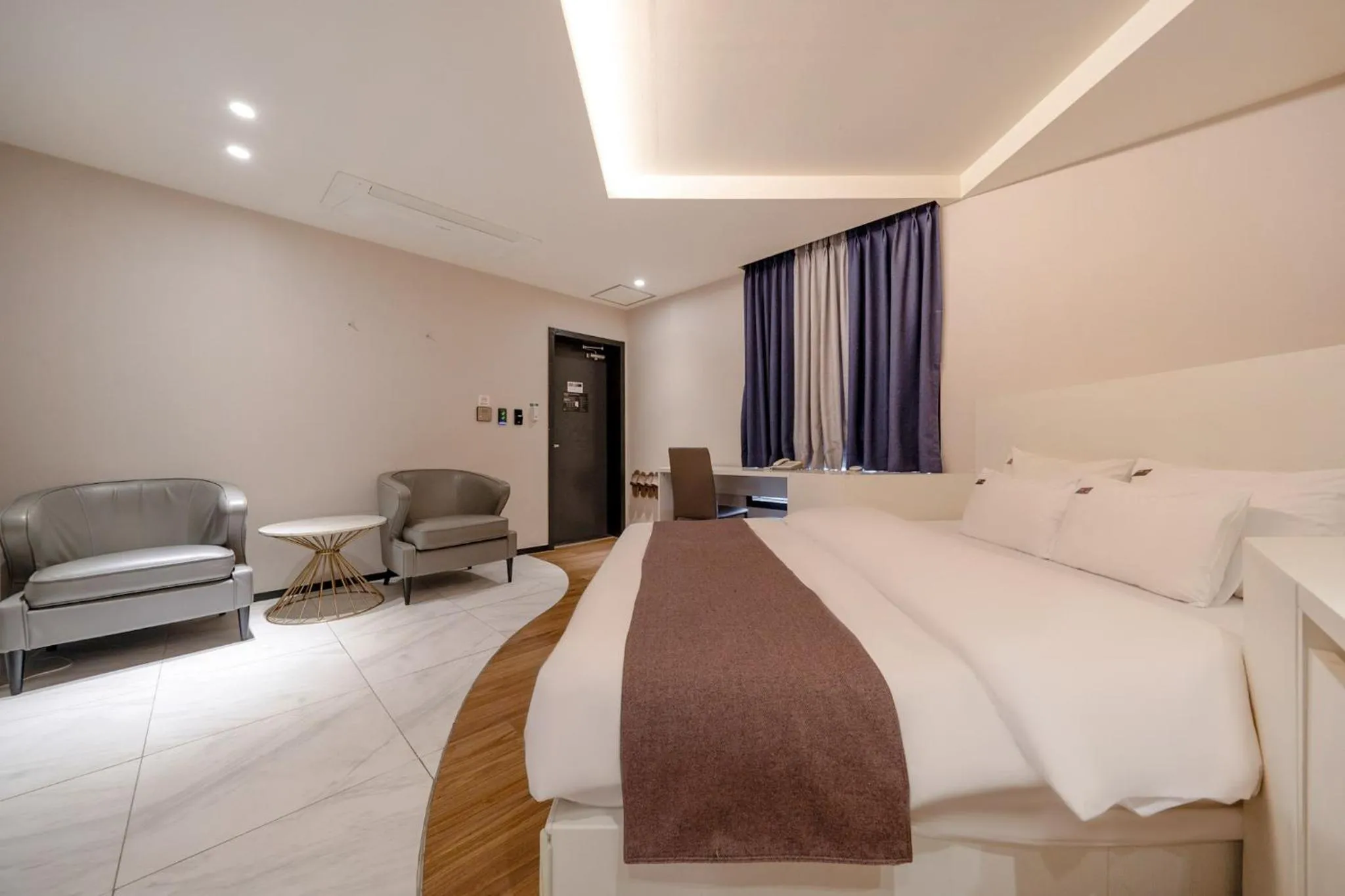 Bed in Cheonho Aria Hotel