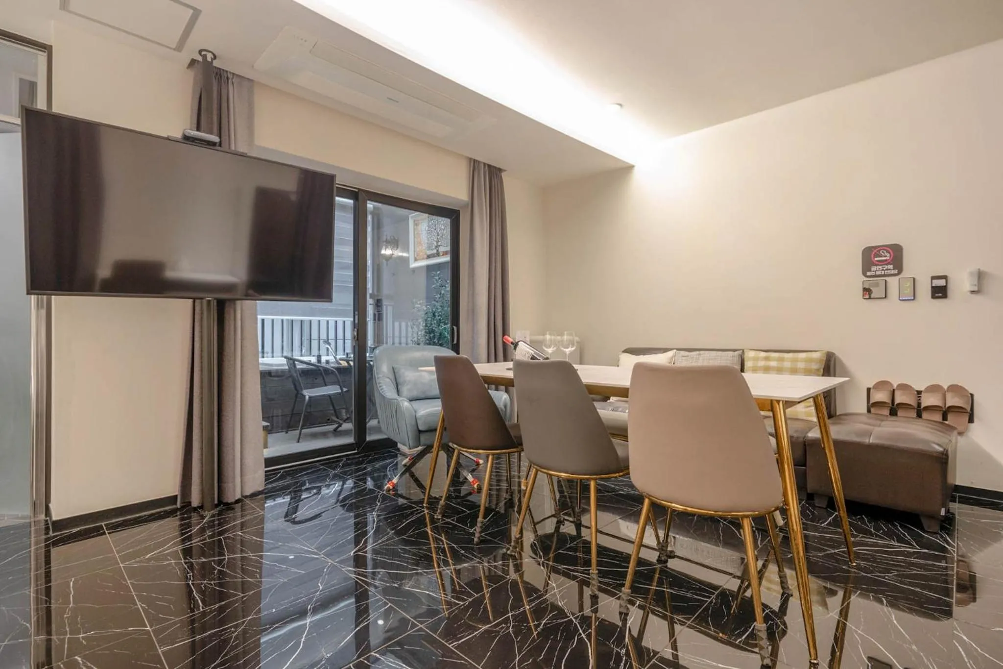 TV and multimedia in Cheonho Aria Hotel