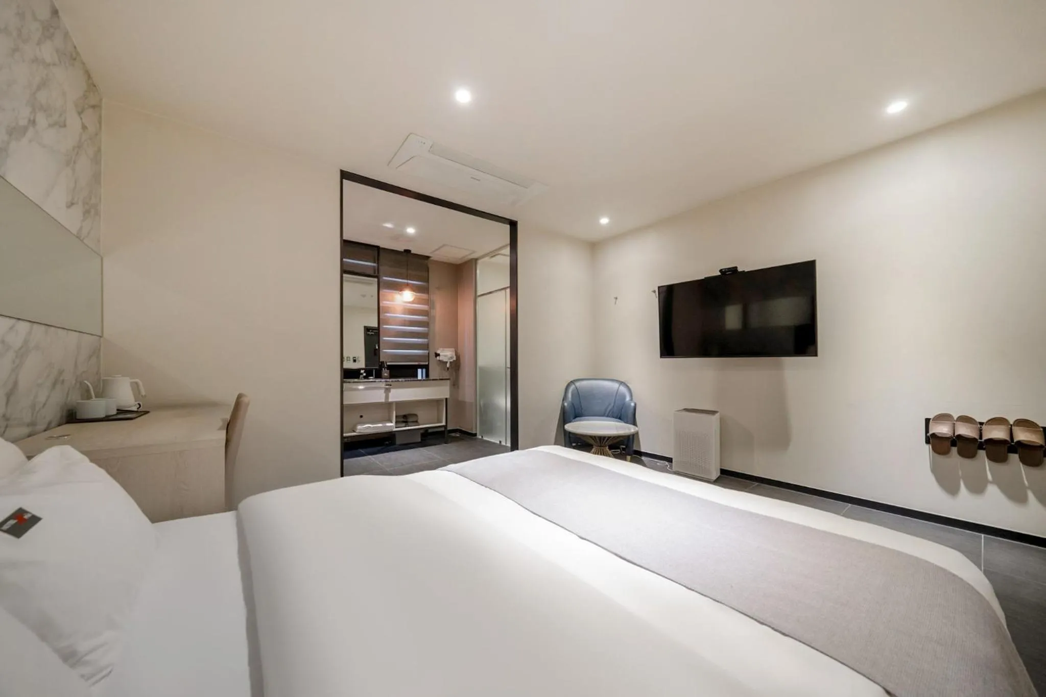 TV and multimedia, Bed in Cheonho Aria Hotel