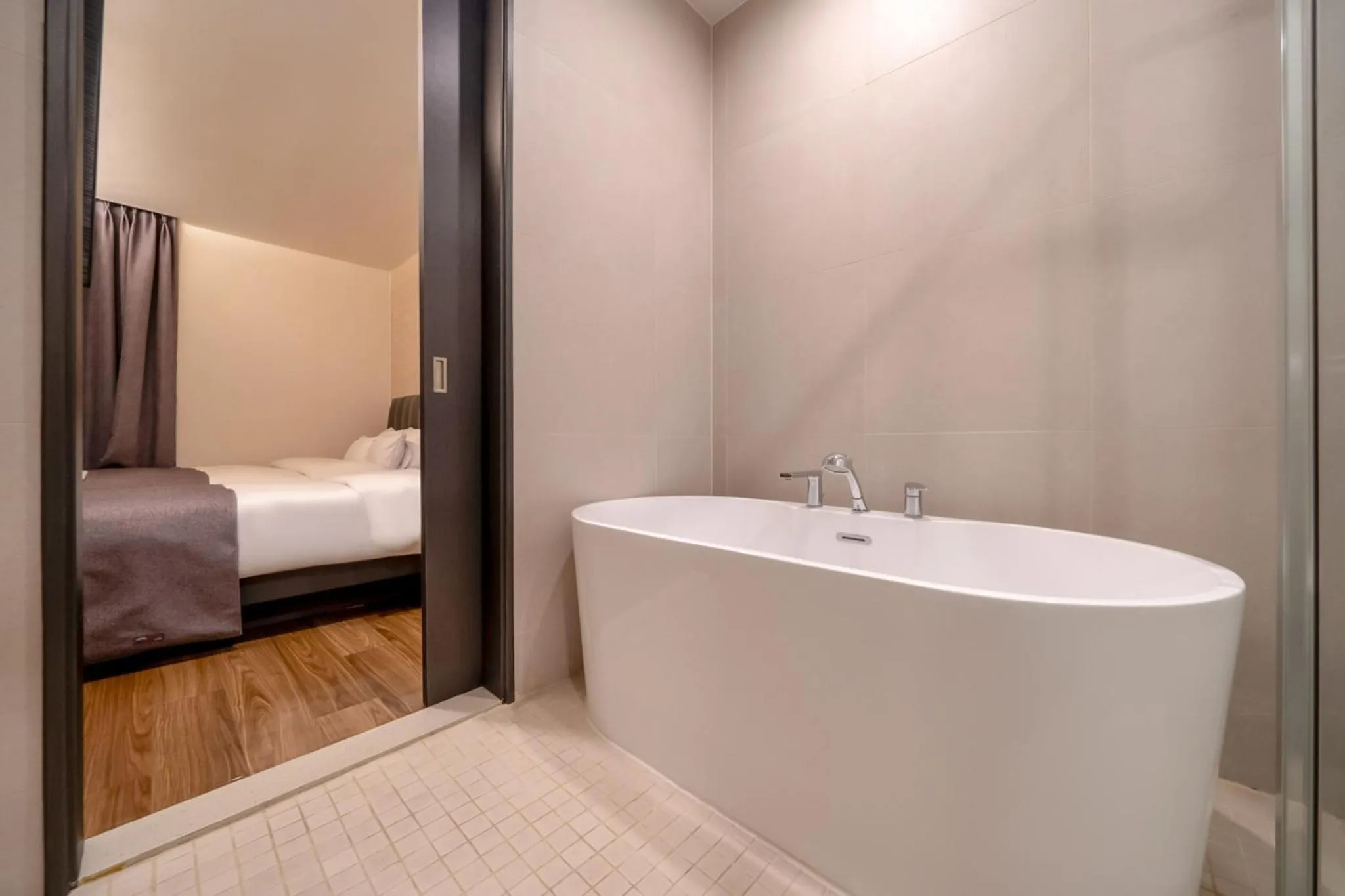 Bathroom, Bed in Cheonho Aria Hotel