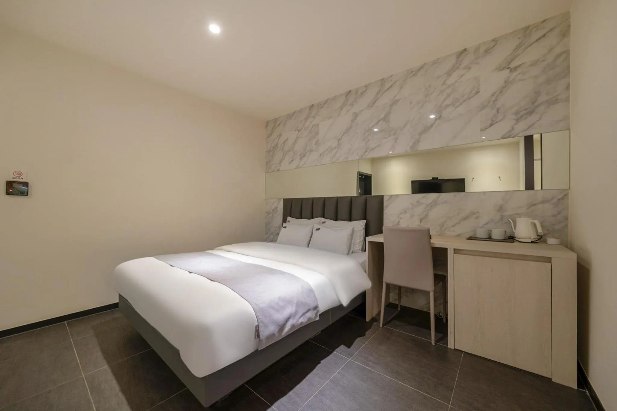 Photo of the whole room, Bed in Cheonho Aria Hotel