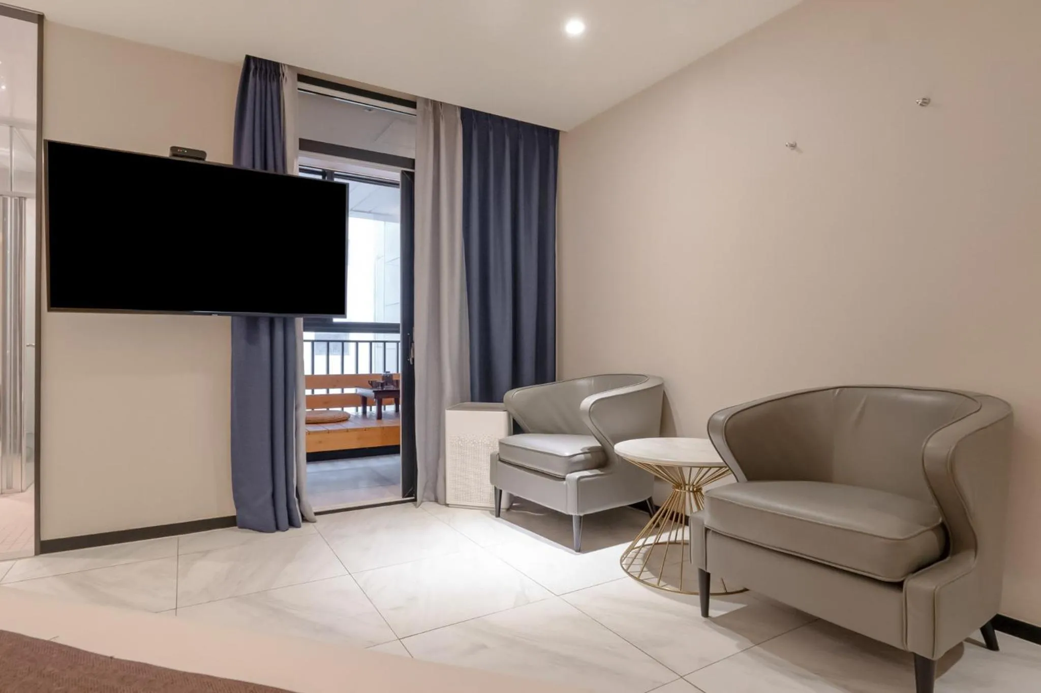 TV and multimedia in Cheonho Aria Hotel