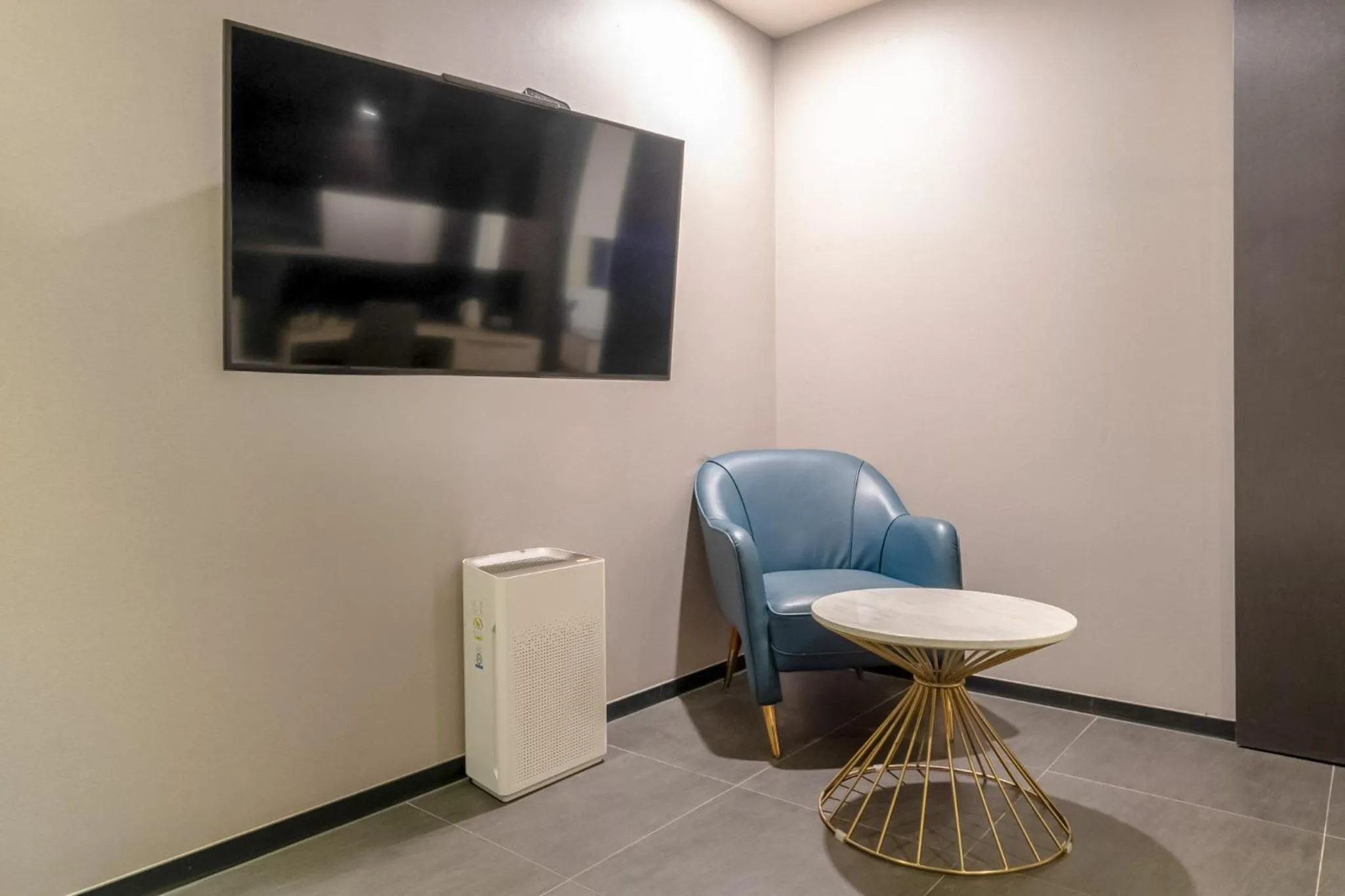 Communal lounge/ TV room in Cheonho Aria Hotel