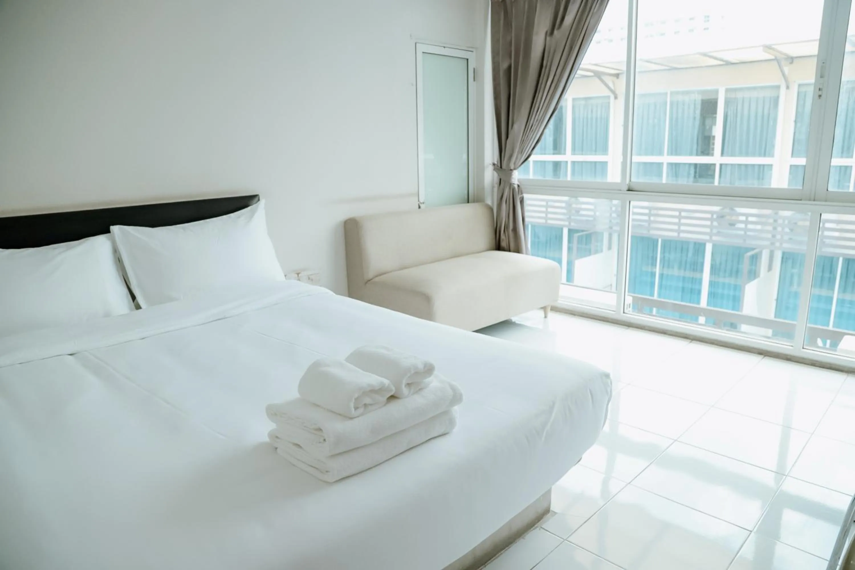 Bed in Full Stop Pool Villa Don Mueang