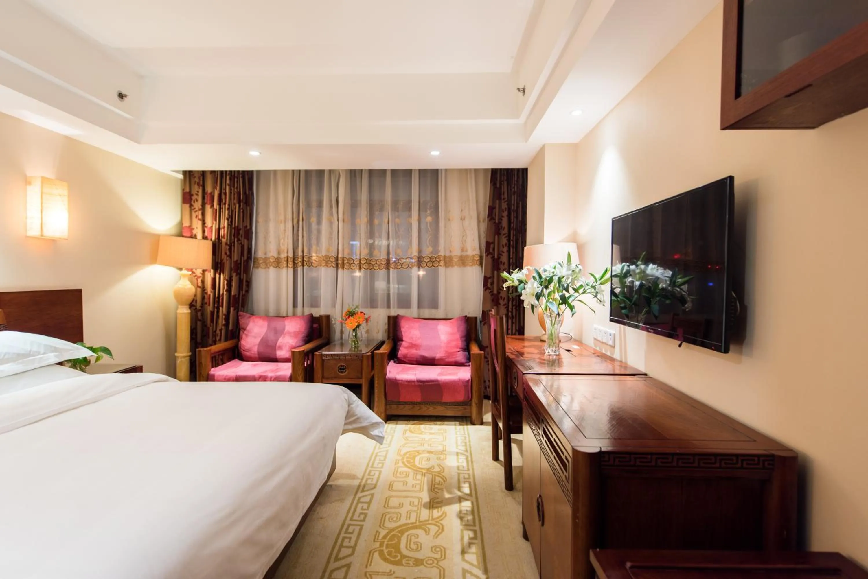 Communal lounge/ TV room, Bed in Vienna International Hotel Xi'an Dayan Tower