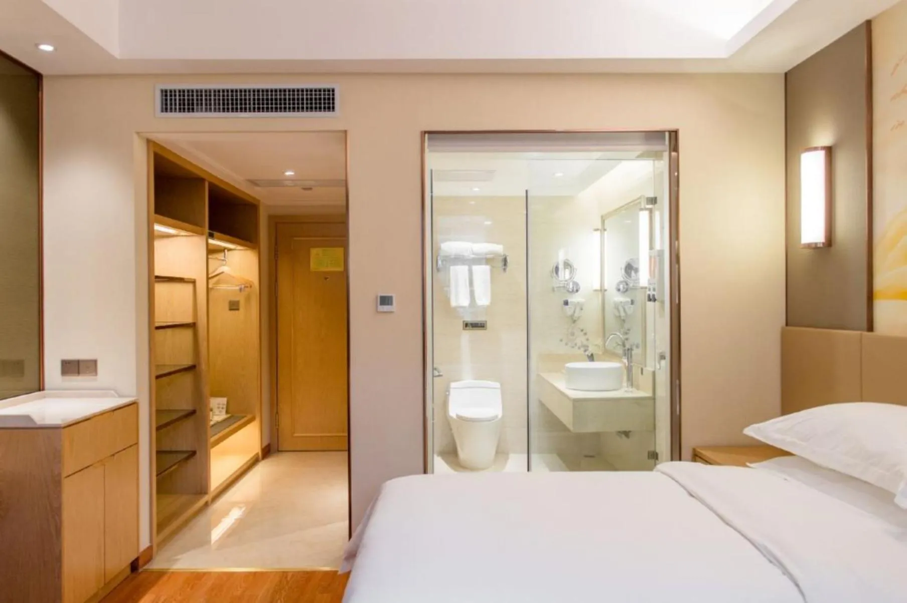 Shower, Bed in Vienna International Hotel Xi'an Dayan Tower