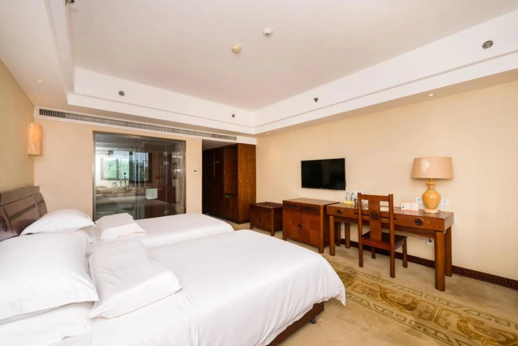Communal lounge/ TV room, Bed in Vienna International Hotel Xi'an Dayan Tower