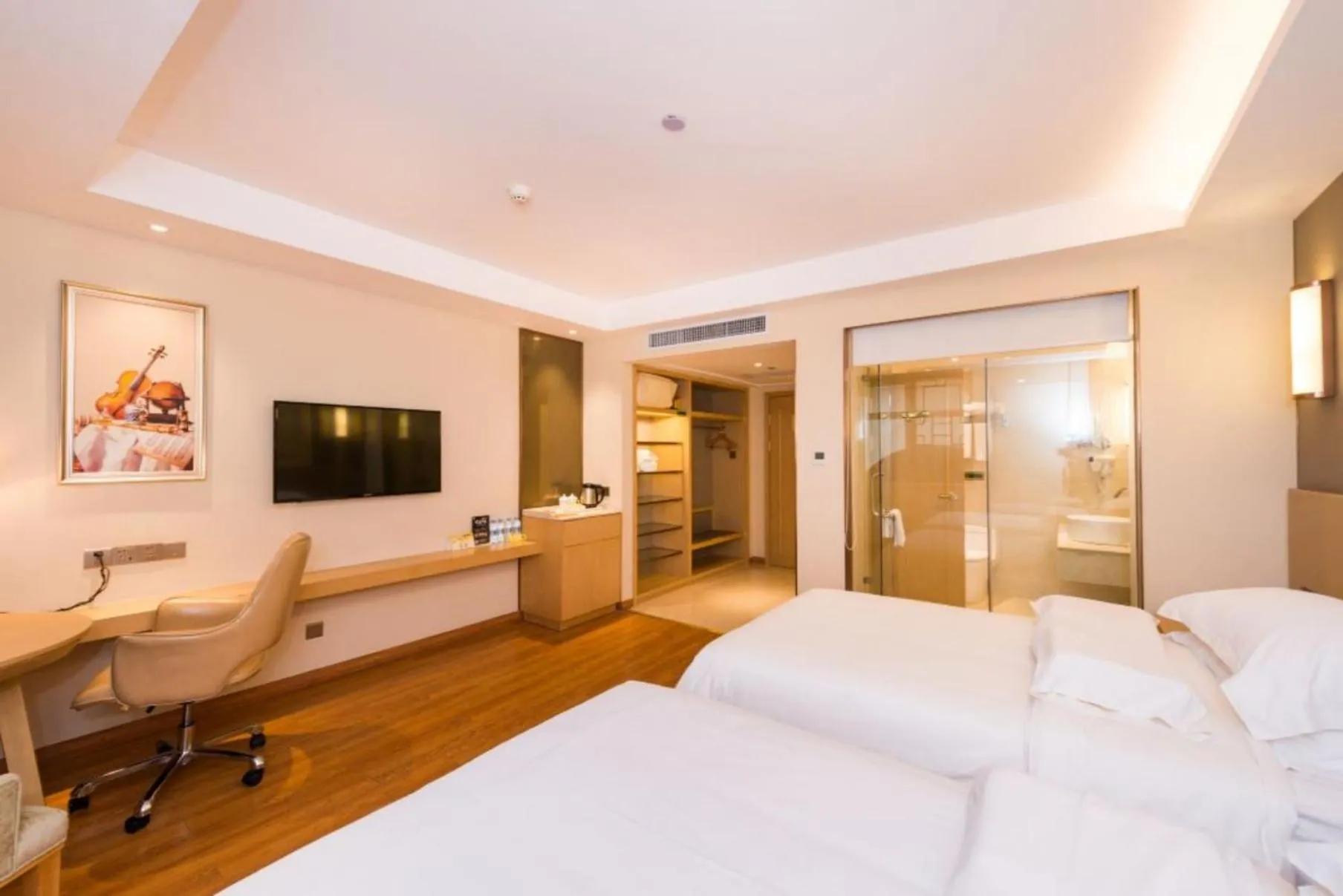 Communal lounge/ TV room, Bed in Vienna International Hotel Xi'an Dayan Tower