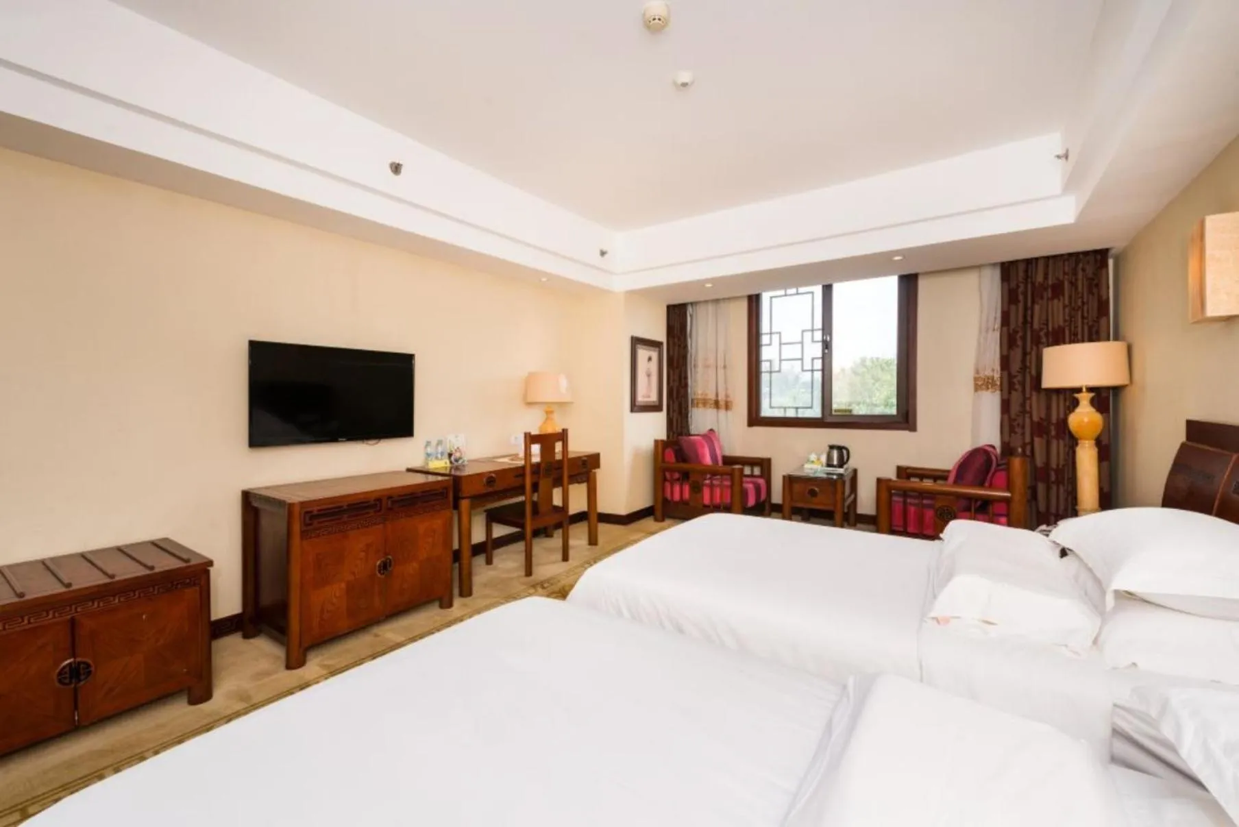 Communal lounge/ TV room, Bed in Vienna International Hotel Xi'an Dayan Tower