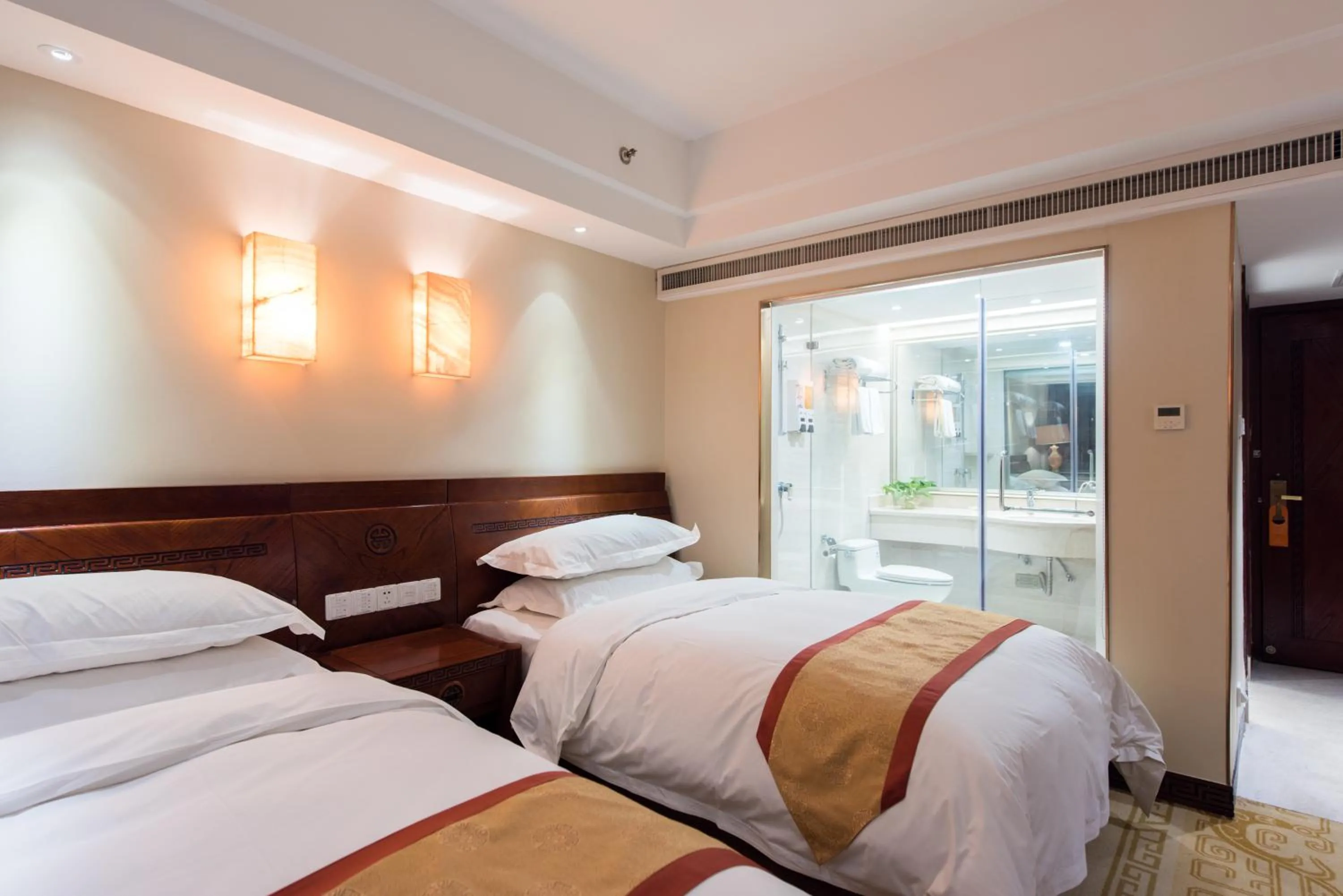 Photo of the whole room, Bed in Vienna International Hotel Xi'an Dayan Tower