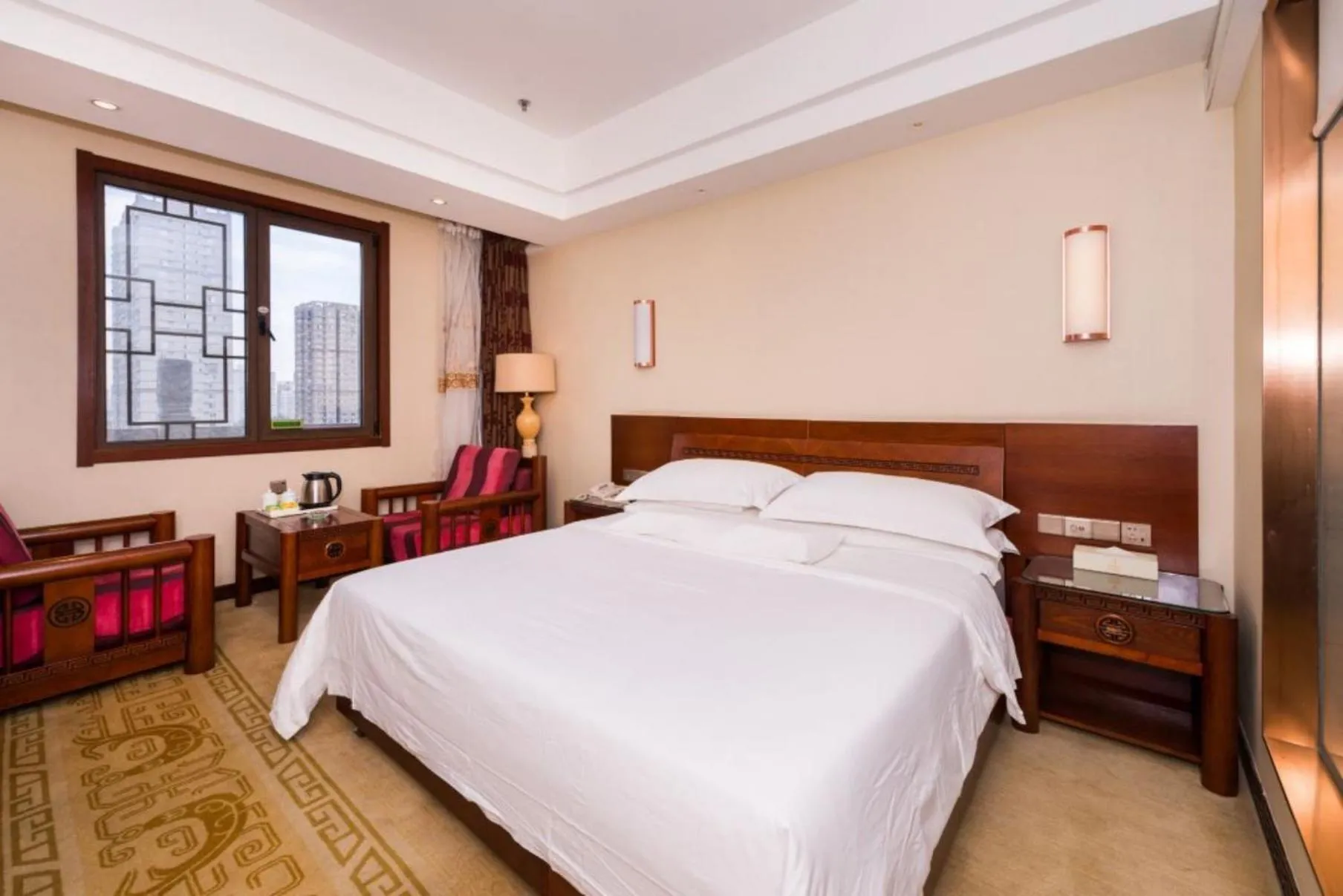 Living room, Bed in Vienna International Hotel Xi'an Dayan Tower