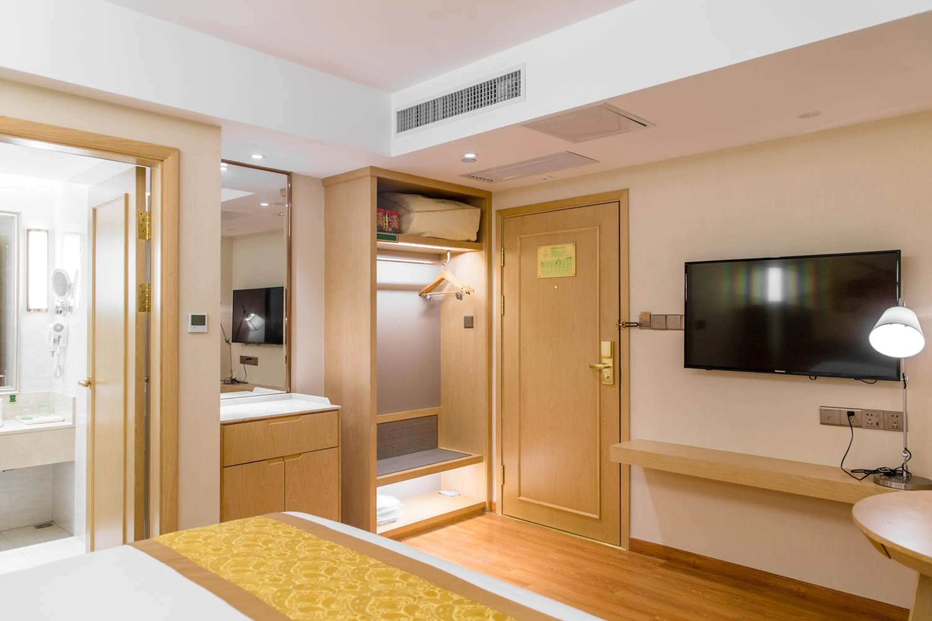 Shower, Bed in Vienna International Hotel Xi'an Dayan Tower