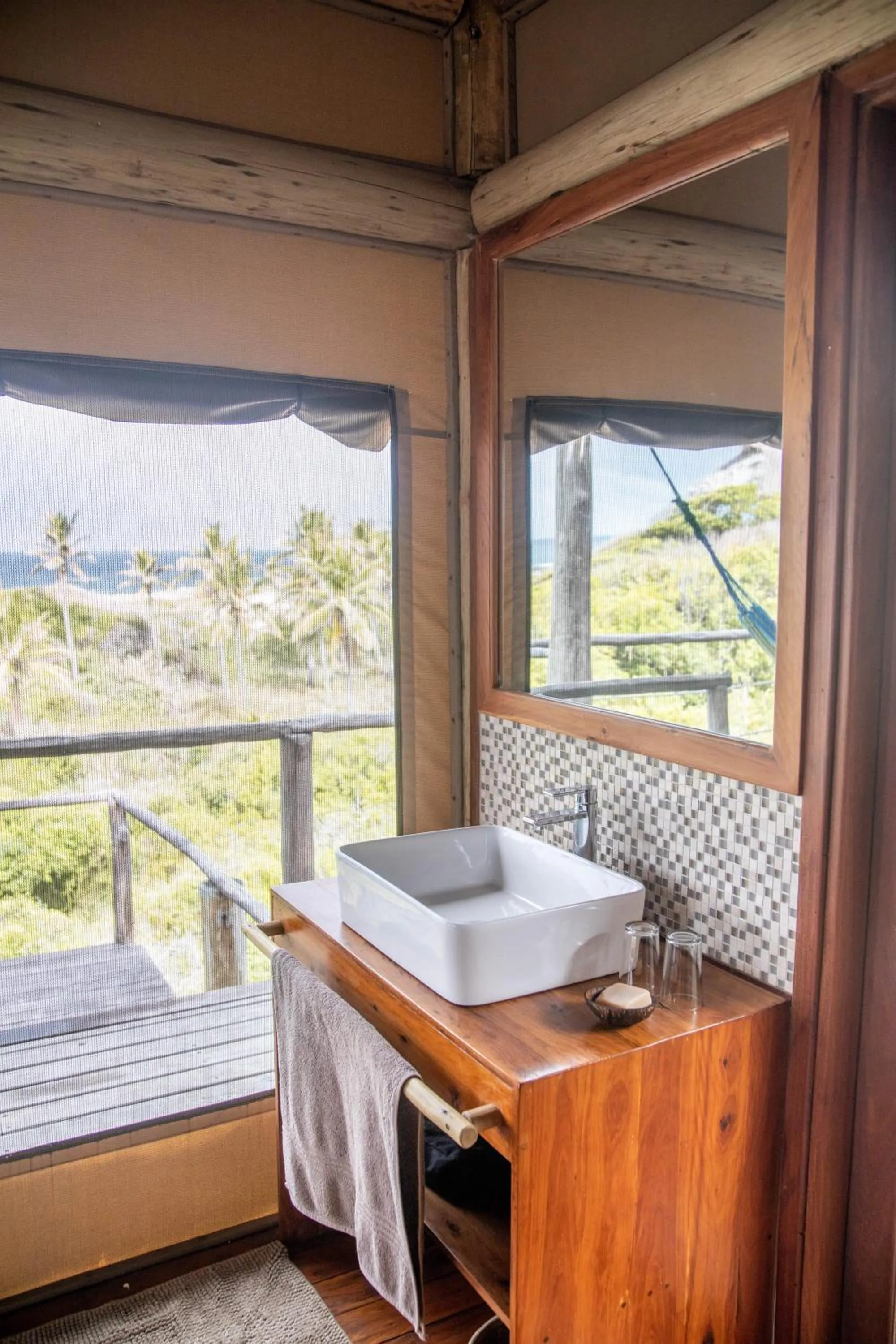 Bathroom, Bed in Travessia Beach Lodge