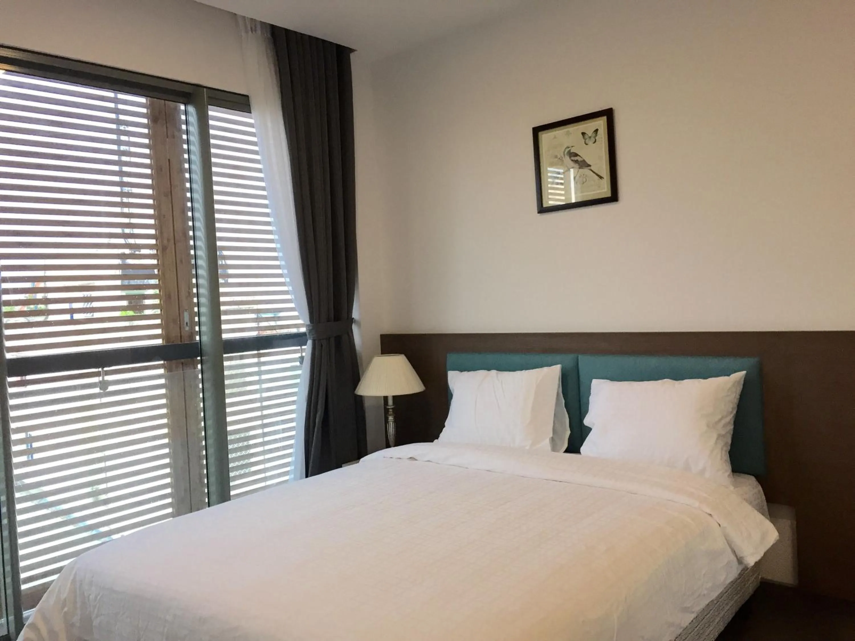 Photo of the whole room, Bed in Glenwood Suites