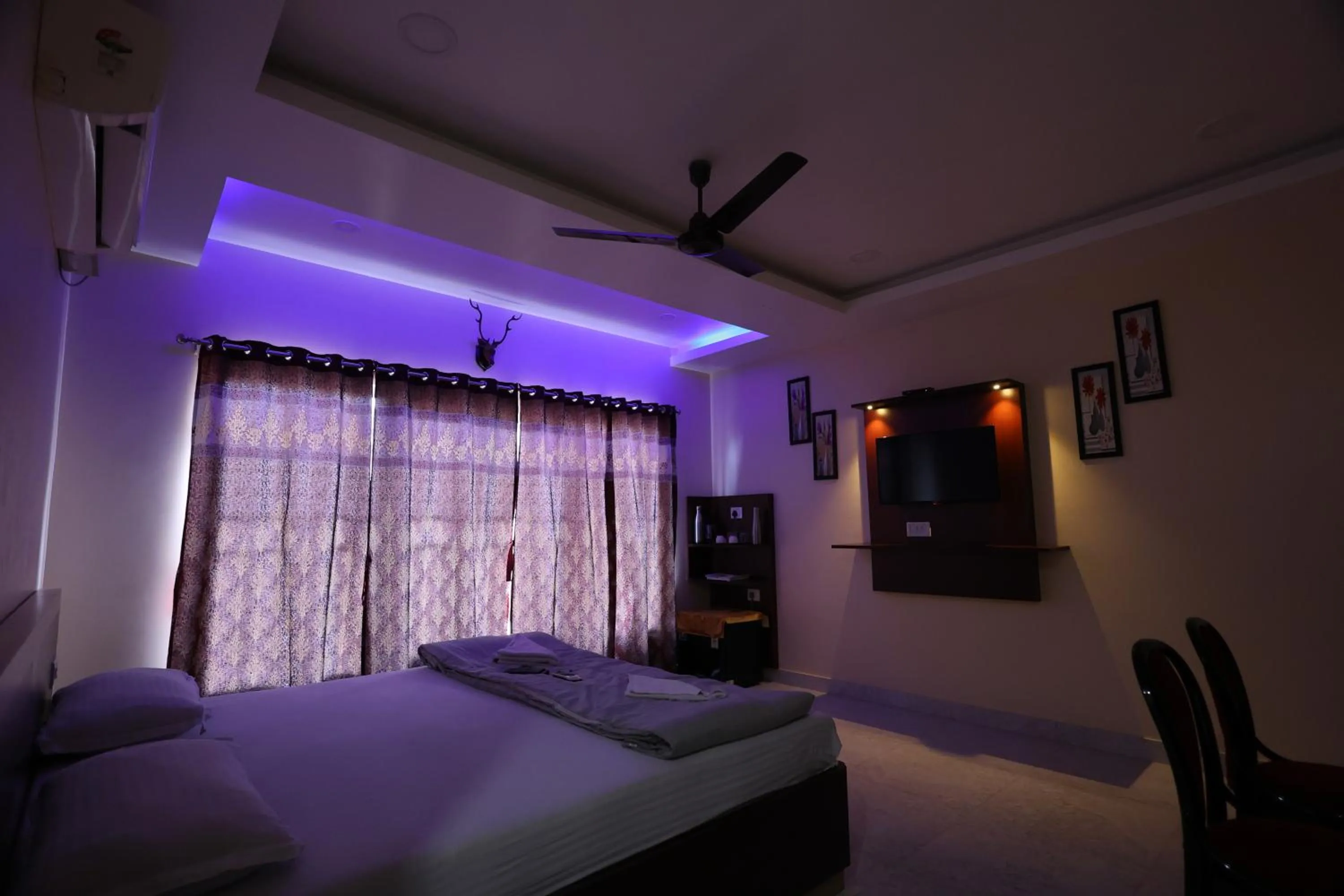 Bed in Deer Park Hometel