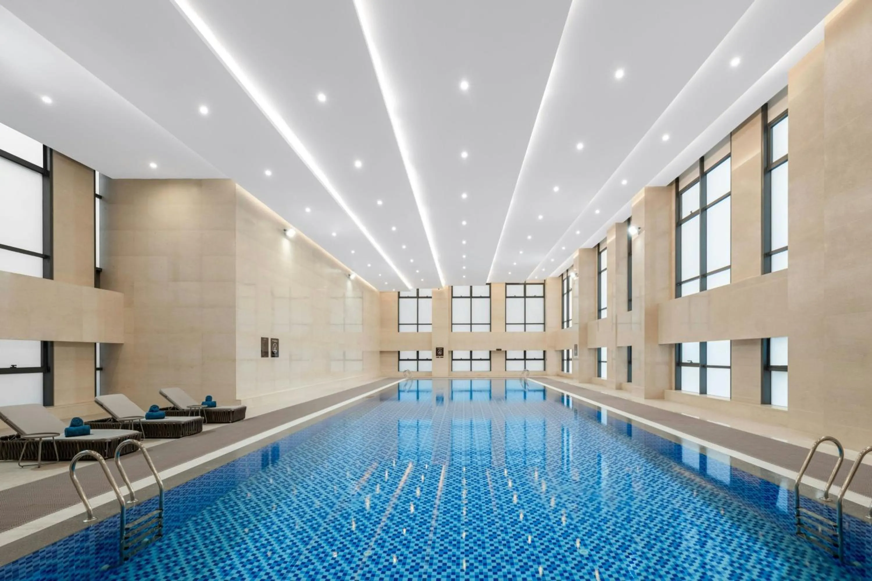 Swimming pool in Le Meridien Shaoxing Yuecheng