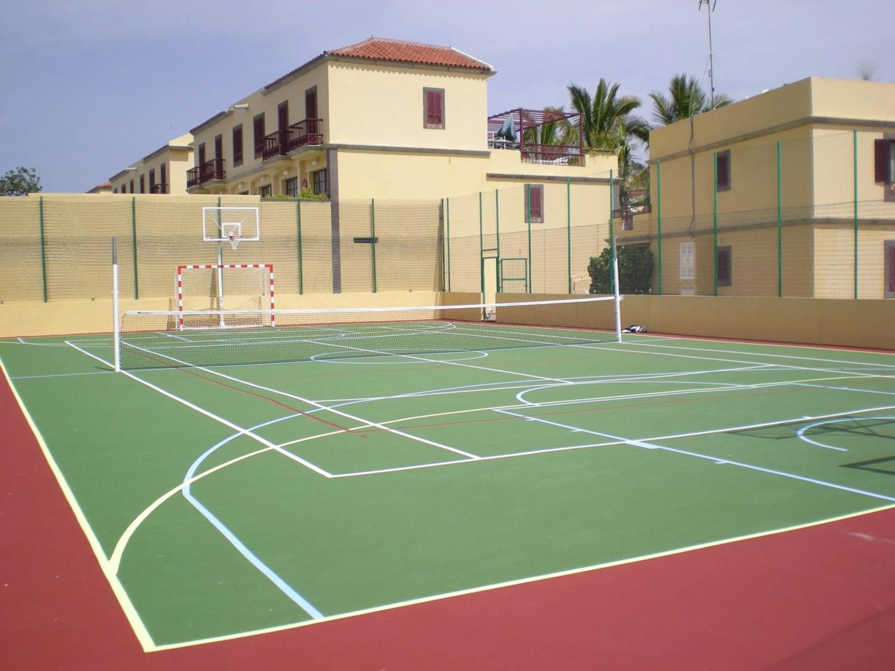 Tennis court in Bungalows Maspalomas Oasis Club - All Inclusive.