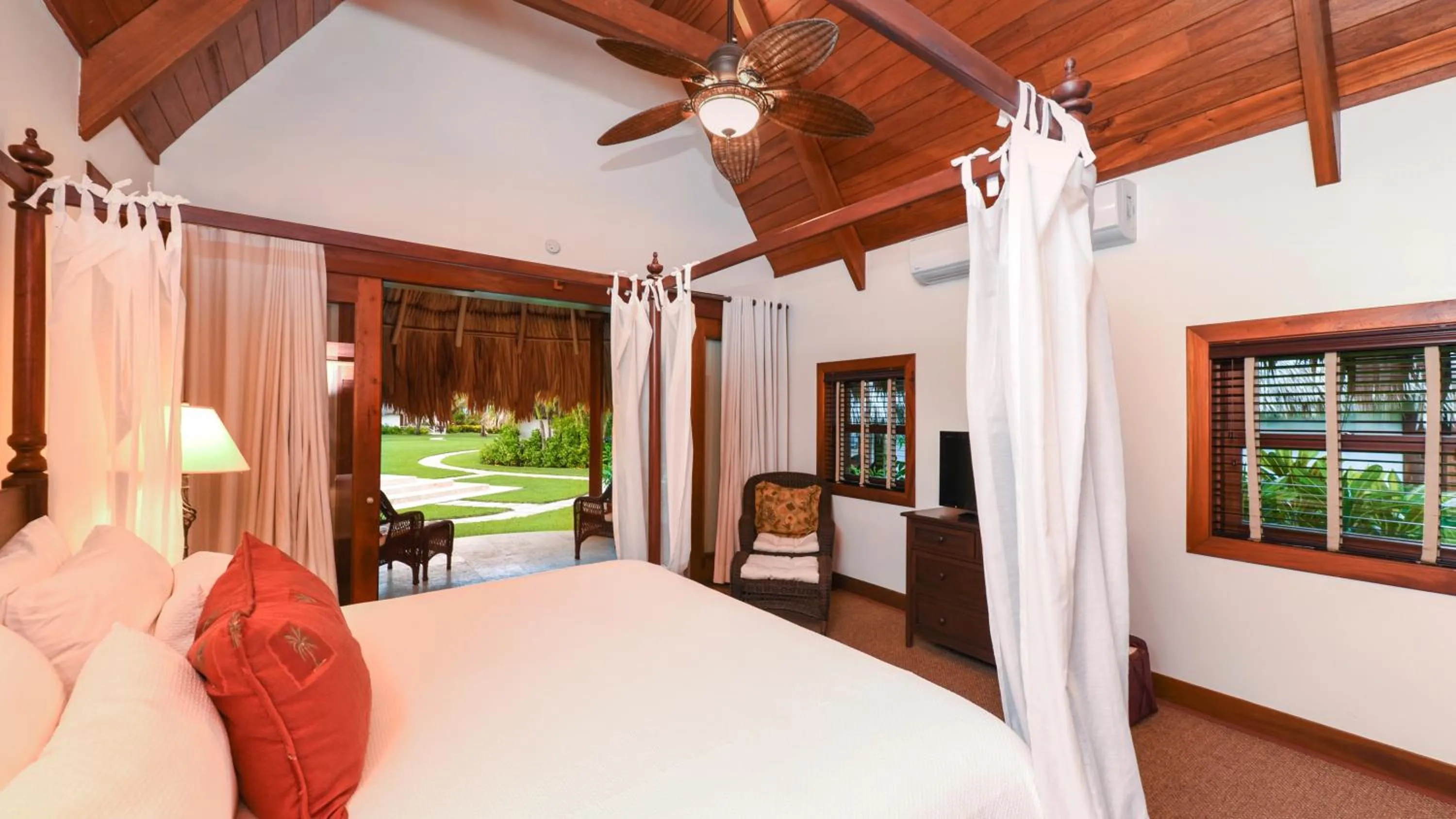 Bedroom, Bed in Victoria House Resort & Spa