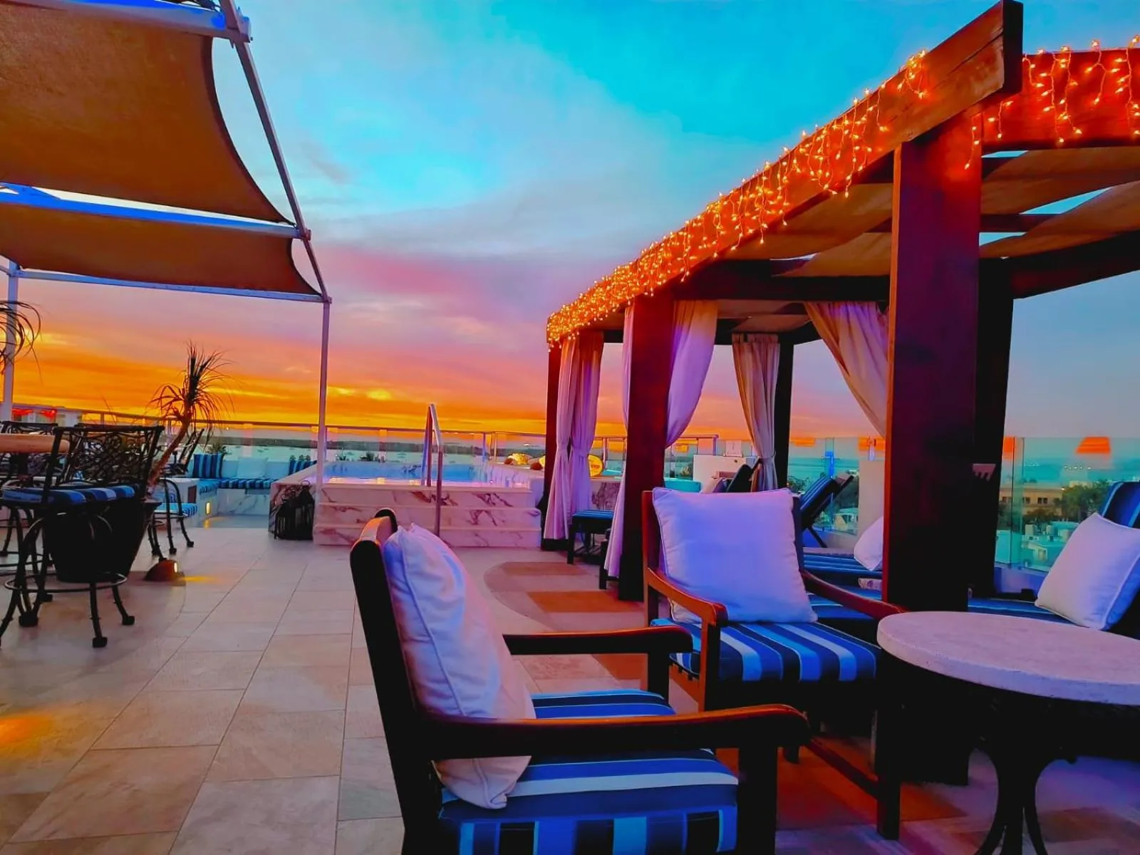 Swimming pool in Hotel HBlue Centro