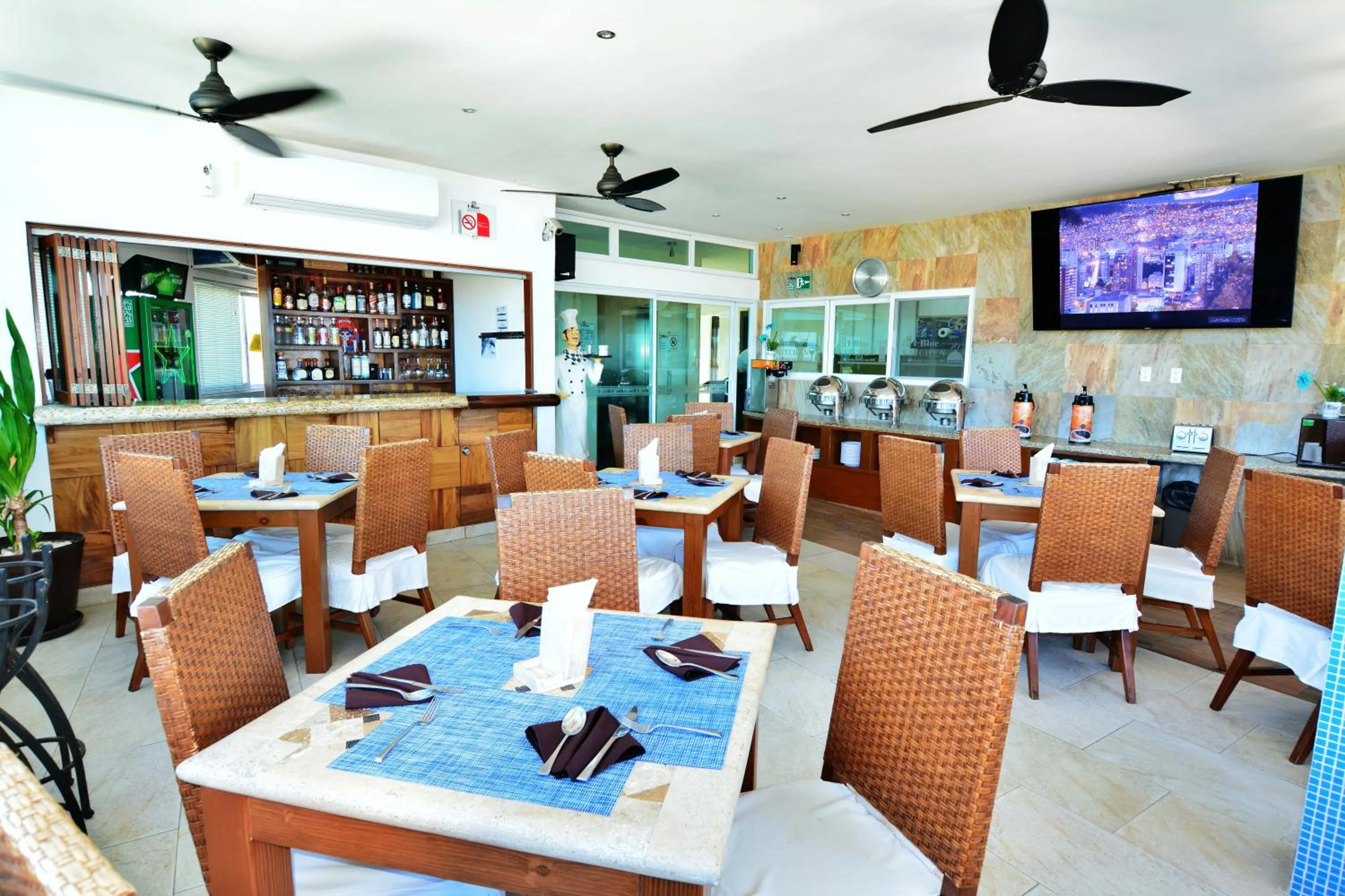 Restaurant/places to eat in Hotel HBlue Centro