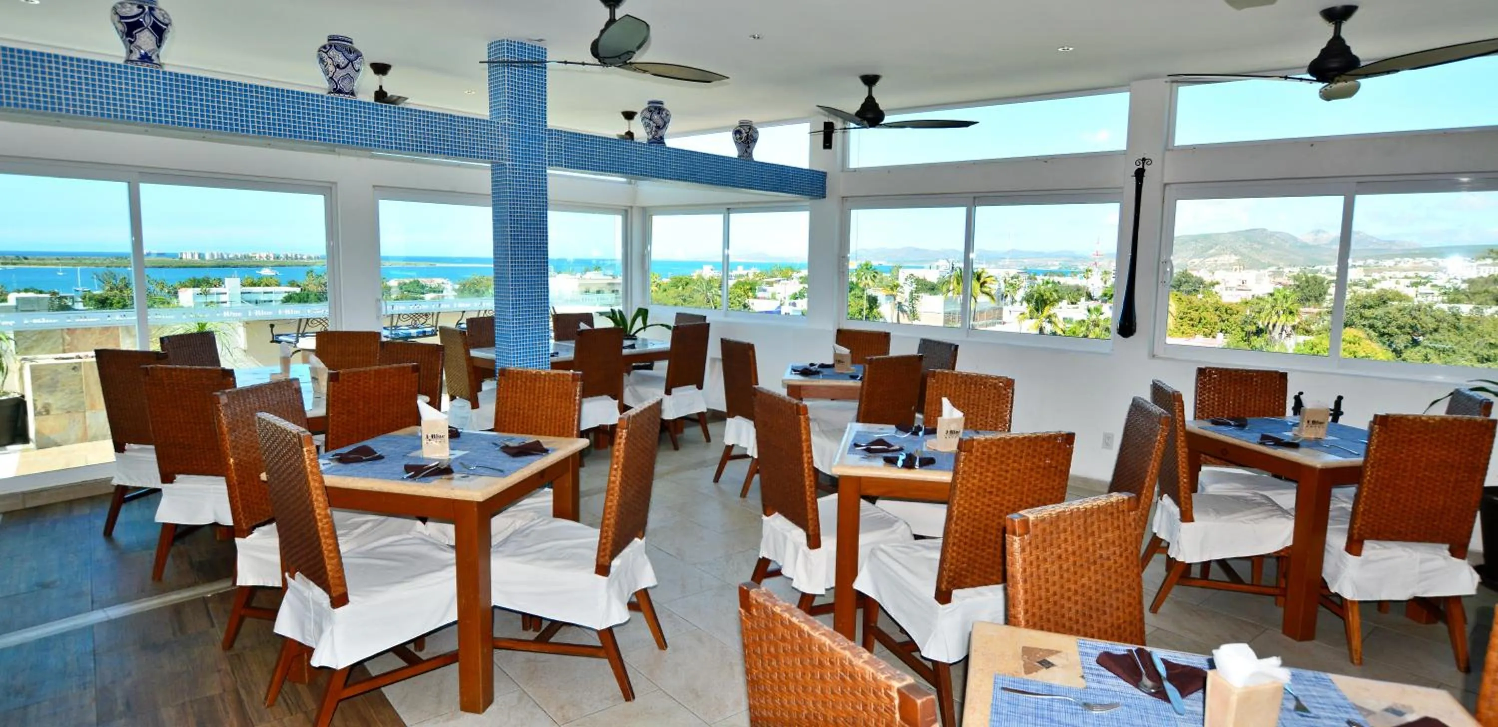 Restaurant/places to eat in Hotel HBlue Centro