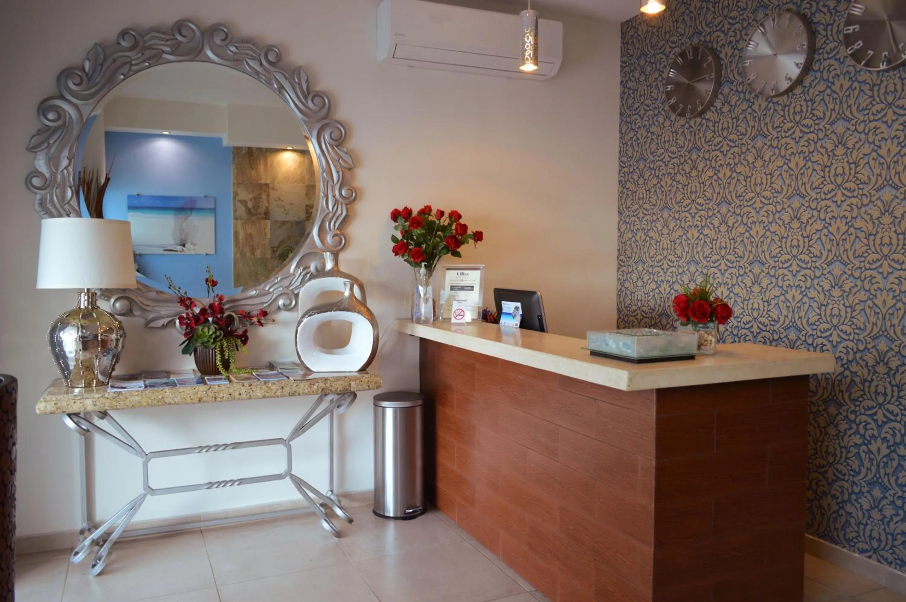 Lobby or reception in Hotel HBlue Centro