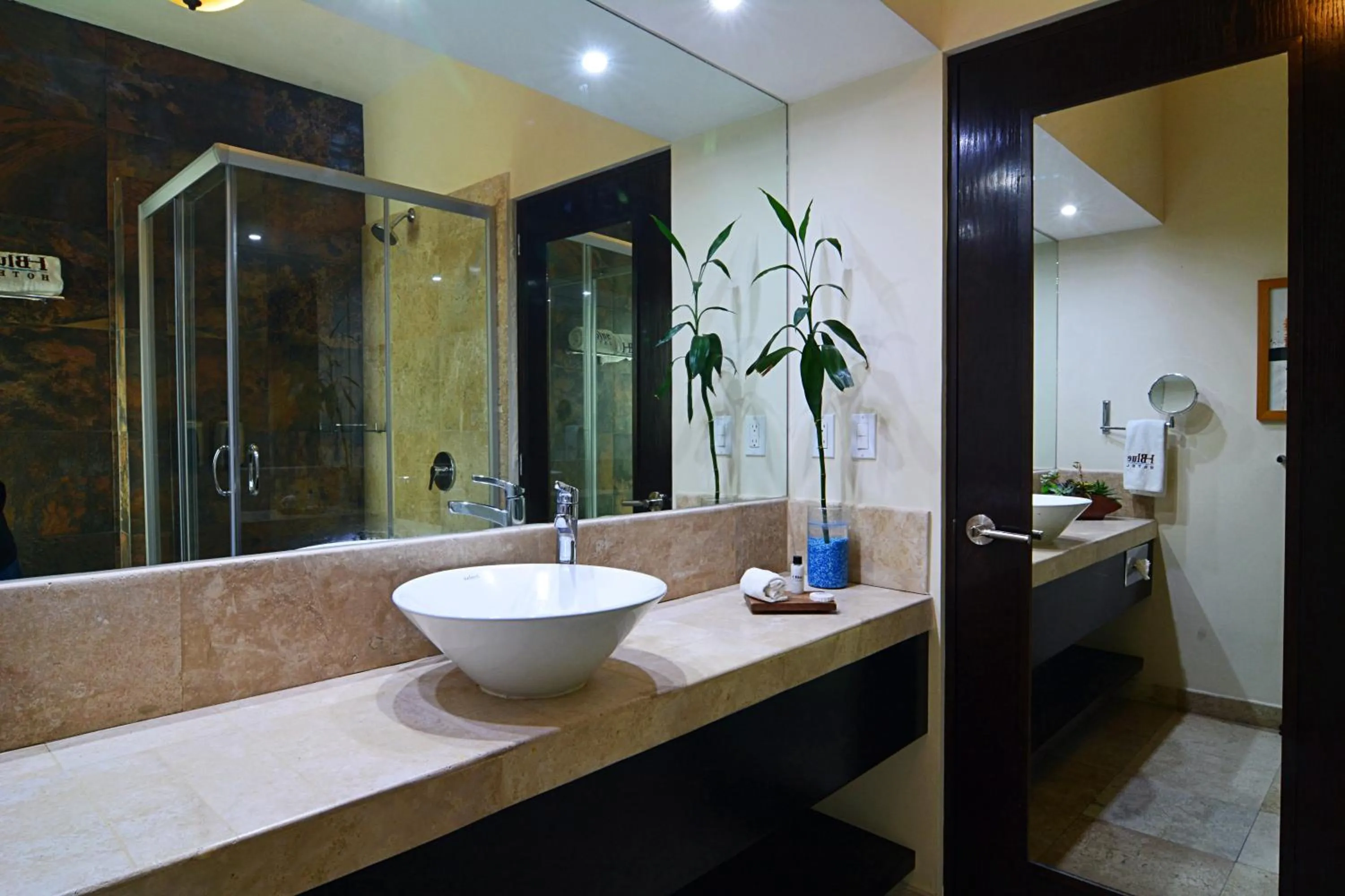 Bathroom in Hotel HBlue Centro