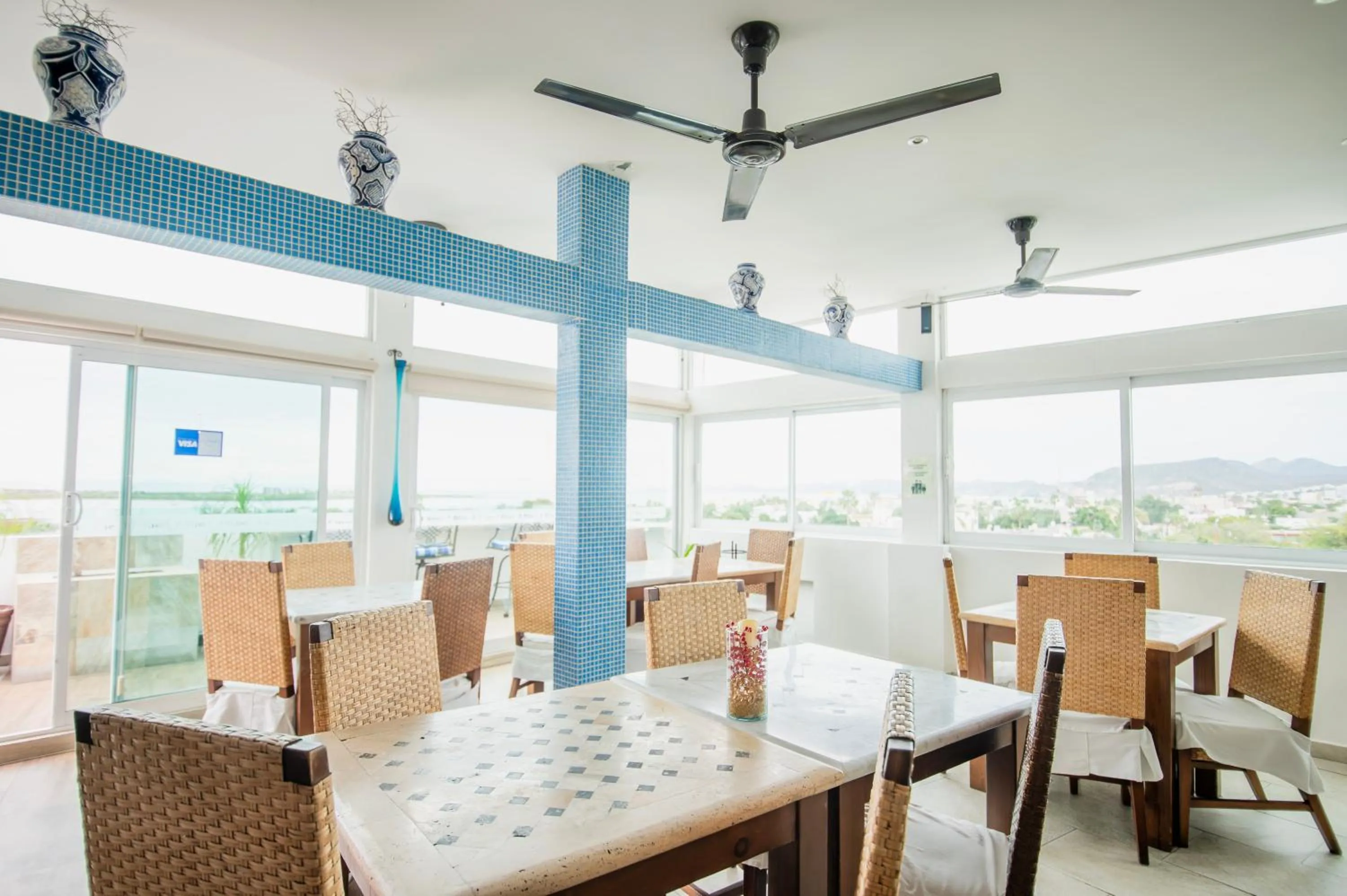 Restaurant/places to eat in Hotel HBlue Centro