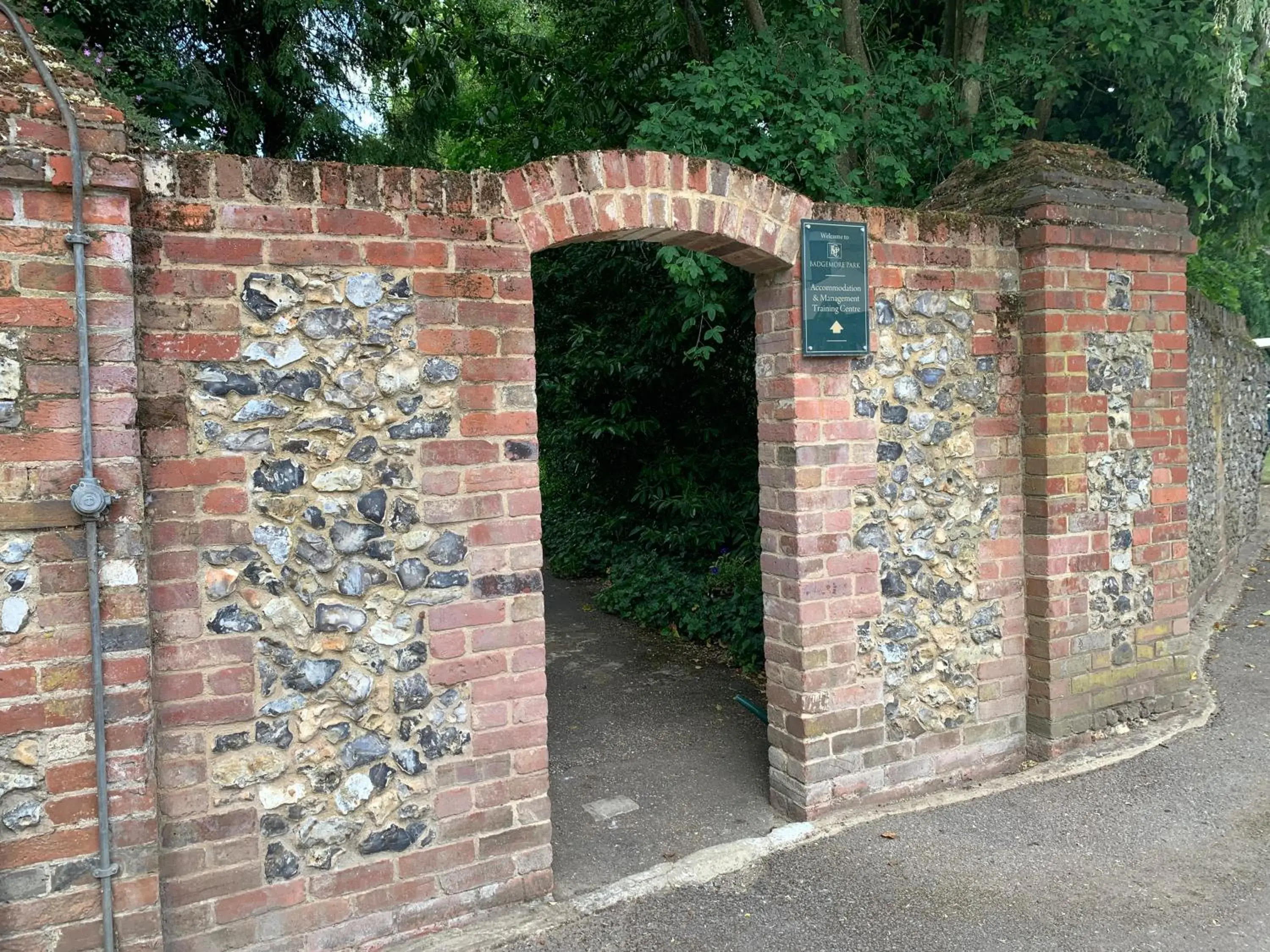 Facade/entrance in Badgemore Park Facade/entrance in Badgemore Park