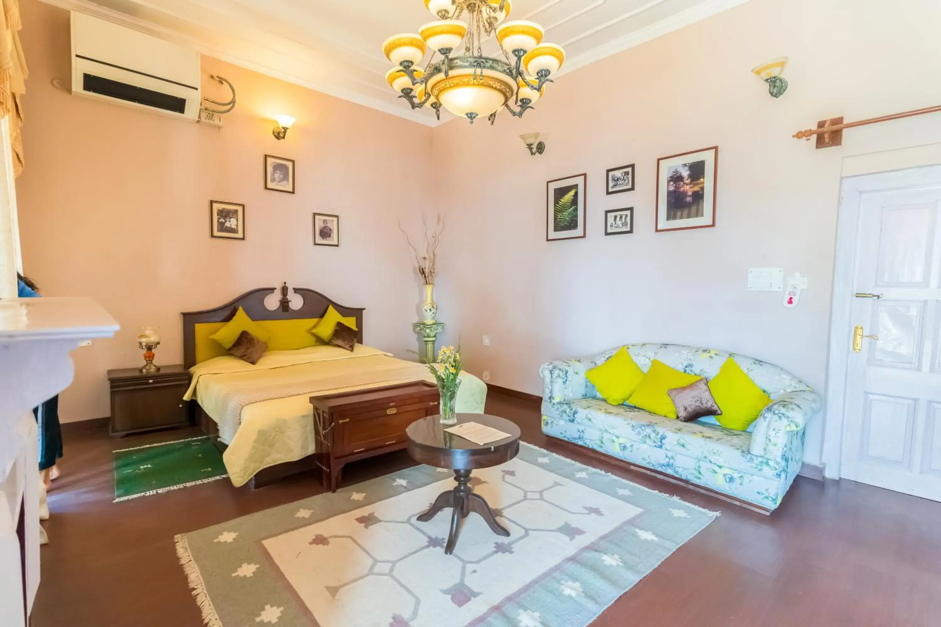 Writer's Room in Tree of Life Grand Oak Manor Binsar Writer's Room in Tree of Life Grand Oak Manor Binsar