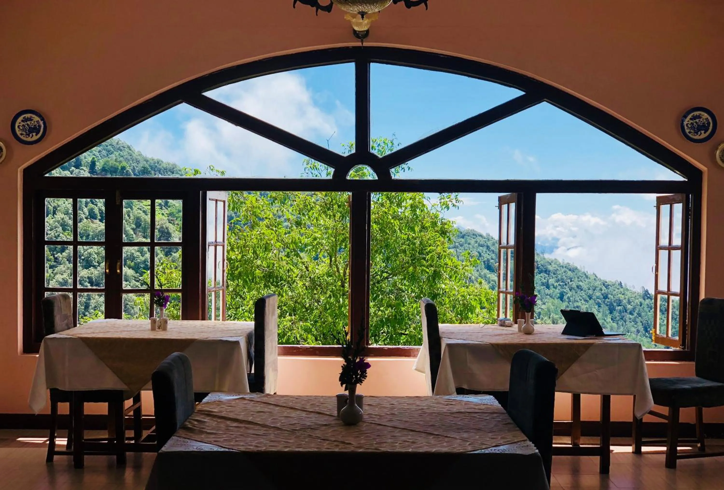 Restaurant/places to eat in Tree of Life Grand Oak Manor Binsar