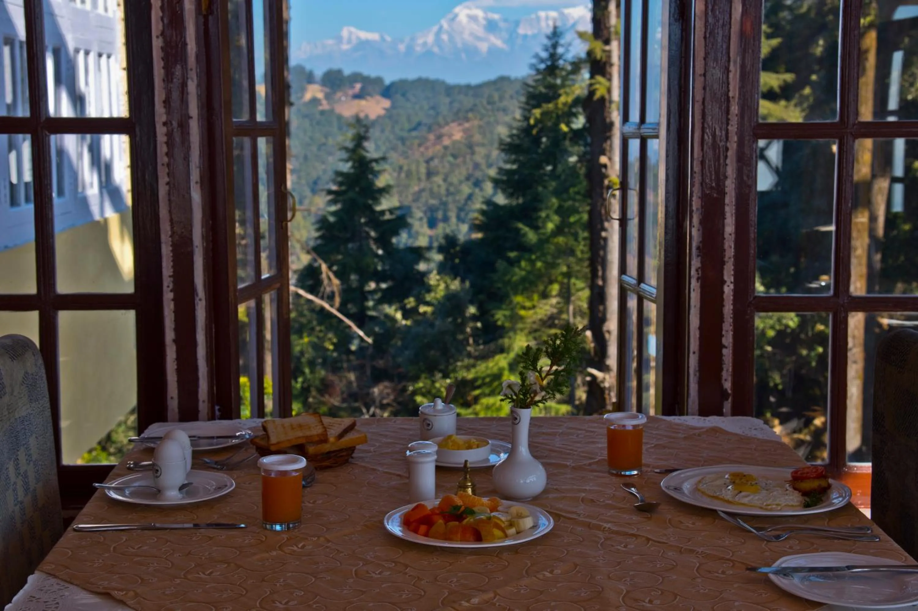 Restaurant/places to eat in Tree of Life Grand Oak Manor Binsar
