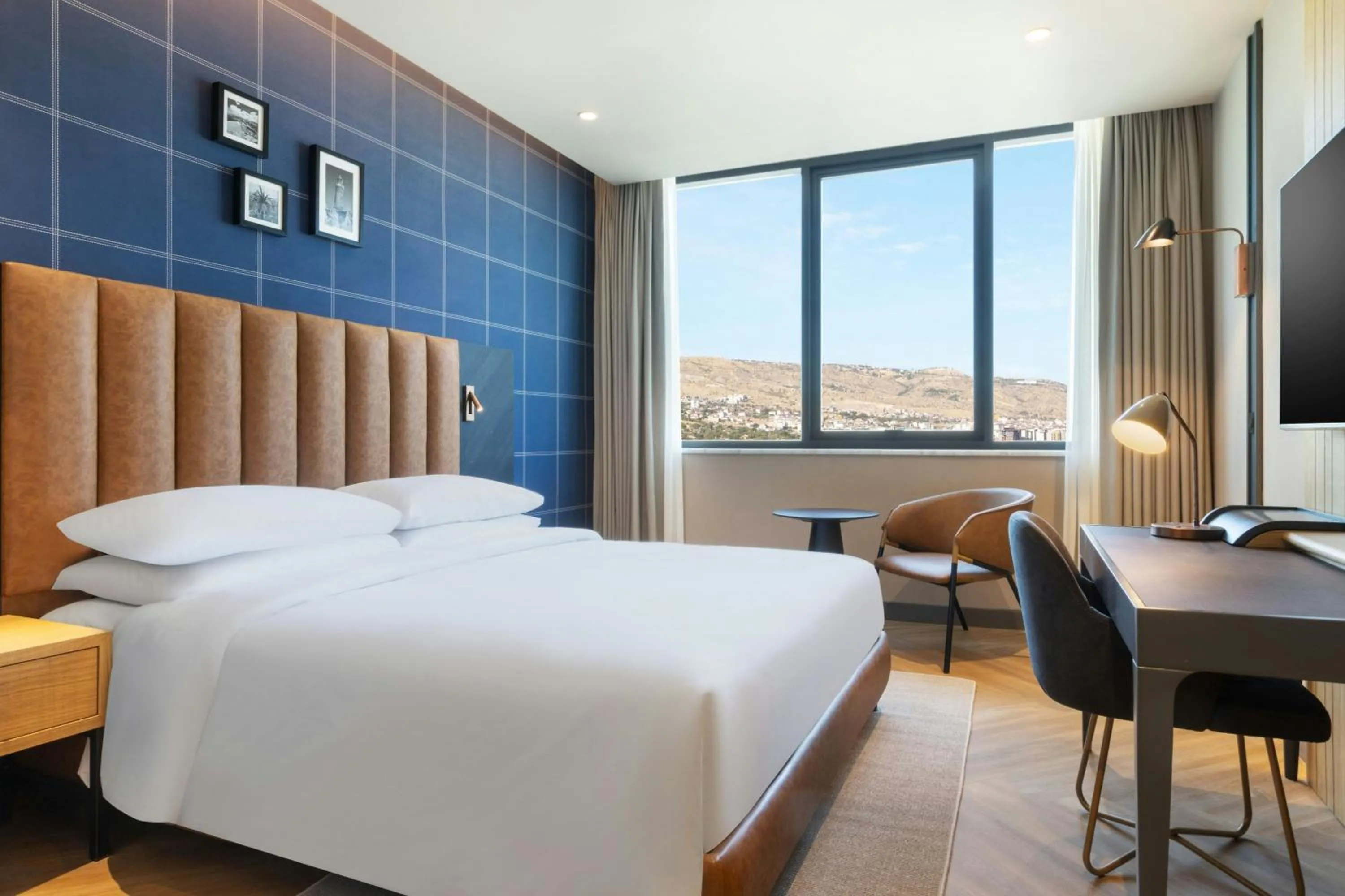 Photo of the whole room, Bed in Four Points by Sheraton Elazig