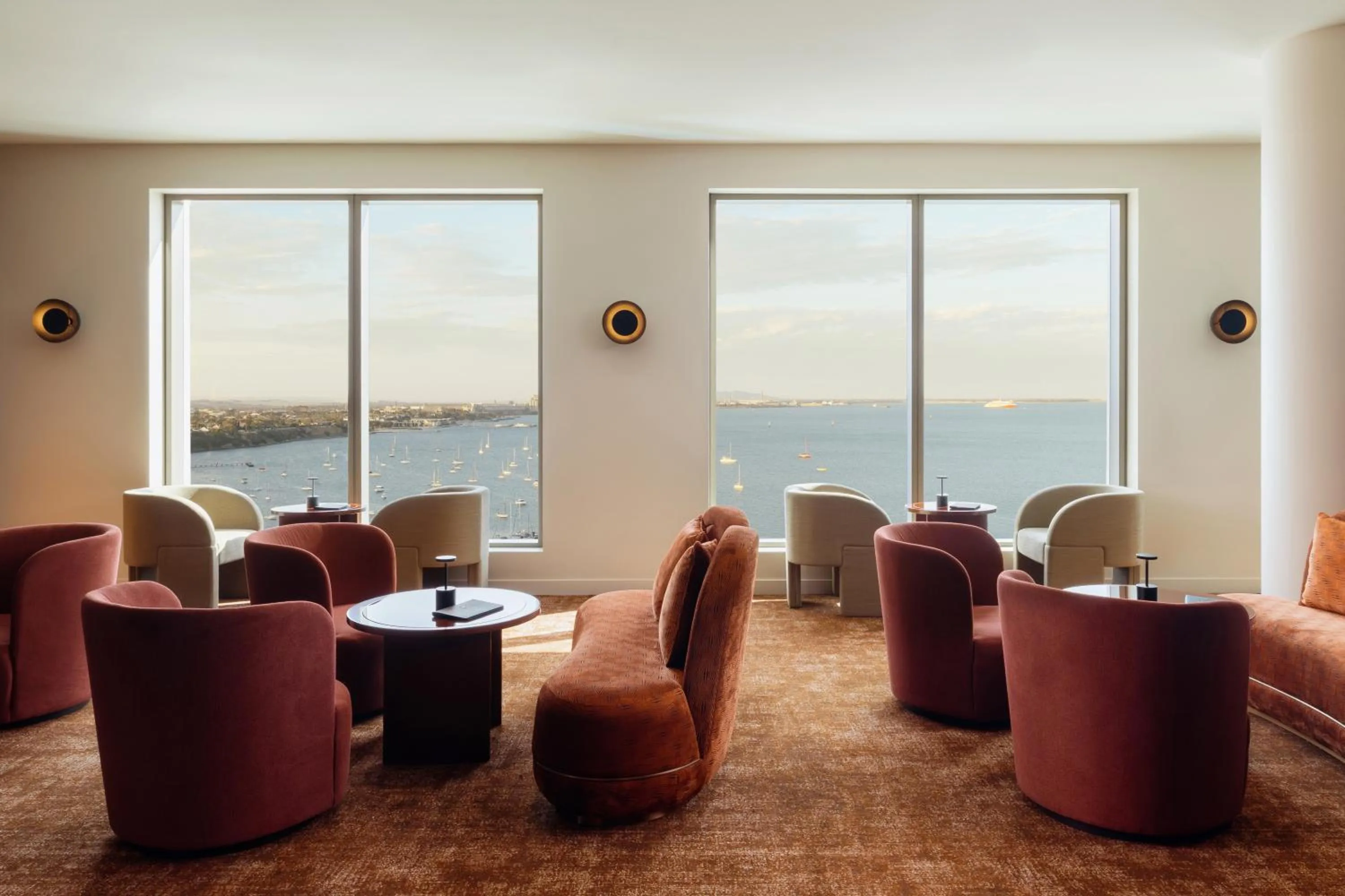 Lounge or bar in Crowne Plaza Geelong by IHG