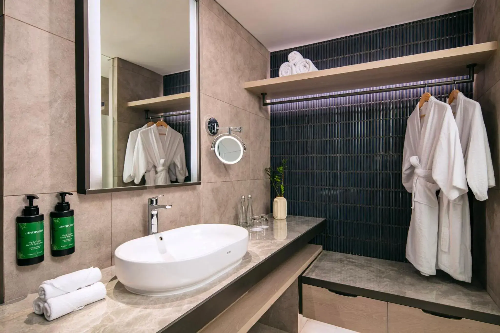 Standard King Room - single occupancy - Accessible in Crowne Plaza Labuan Bajo by IHG Standard King Room - single occupancy - Accessible in Crowne Plaza Labuan Bajo by IHG