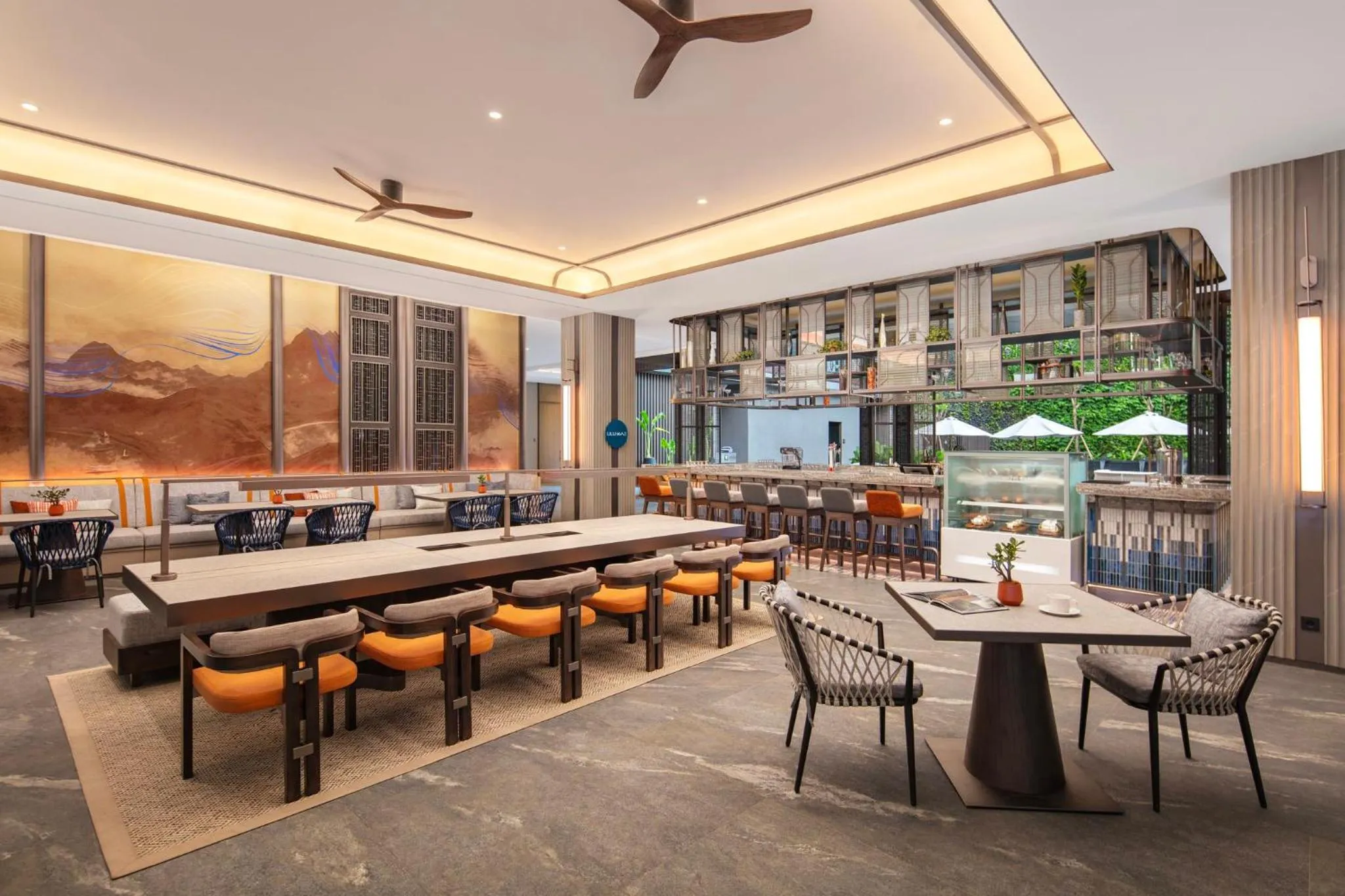Lounge or bar in Crowne Plaza Labuan Bajo by IHG