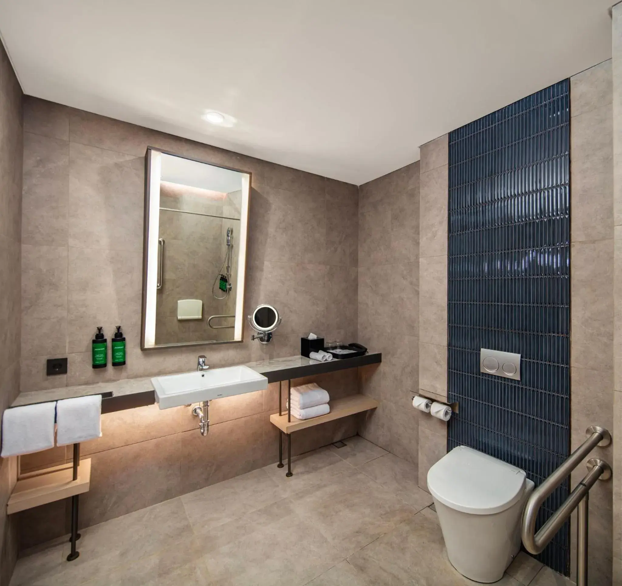 Bathroom in Crowne Plaza Labuan Bajo by IHG Bathroom in Crowne Plaza Labuan Bajo by IHG
