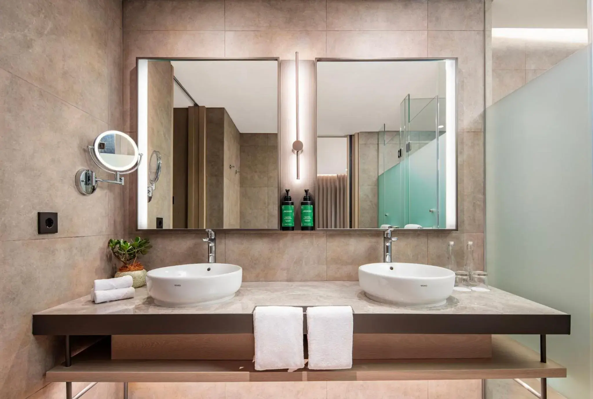 Bathroom in Crowne Plaza Labuan Bajo by IHG Bathroom in Crowne Plaza Labuan Bajo by IHG
