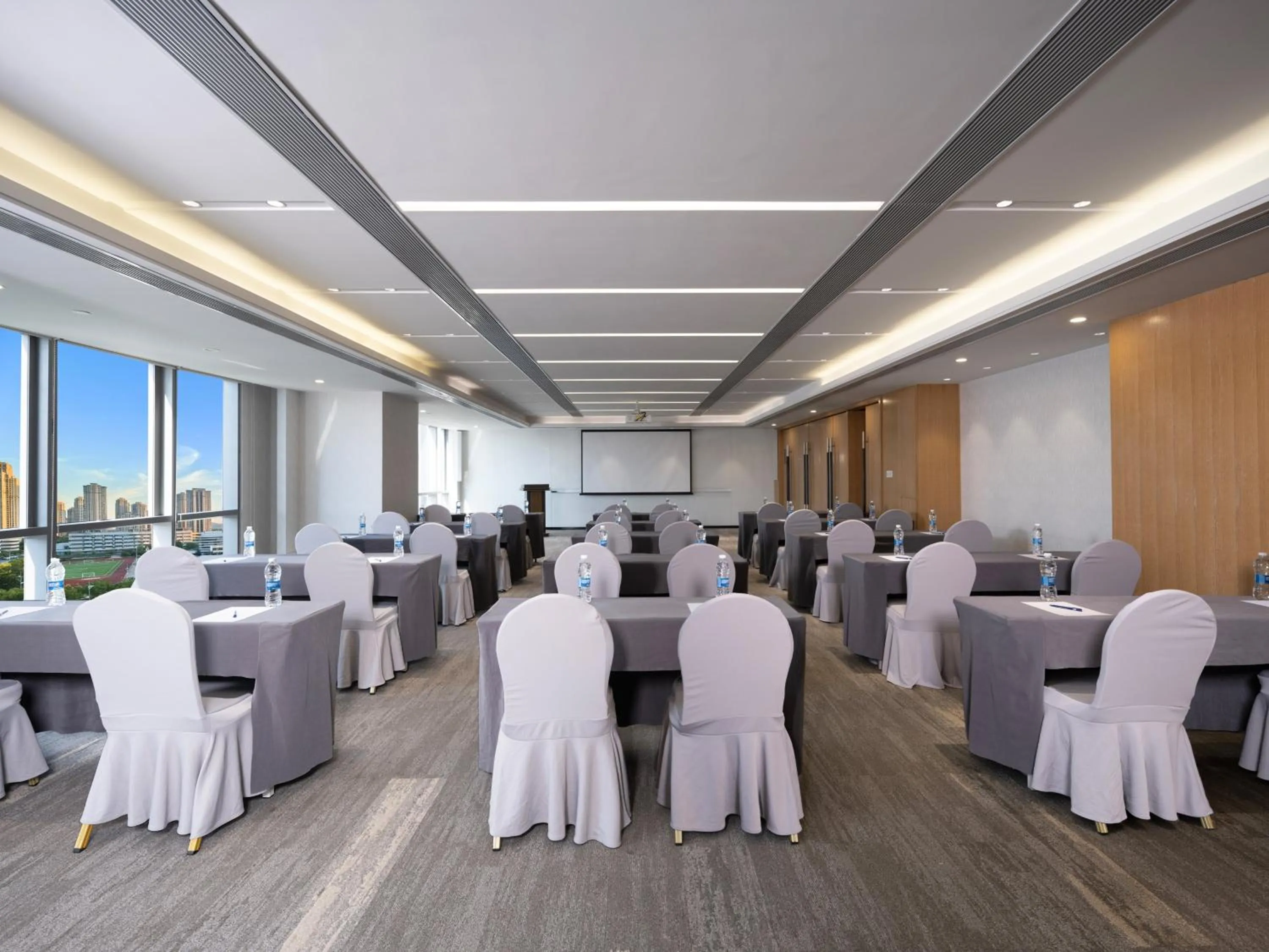 Meeting/conference room in Holiday Inn Express Wuxi Taihu by IHG