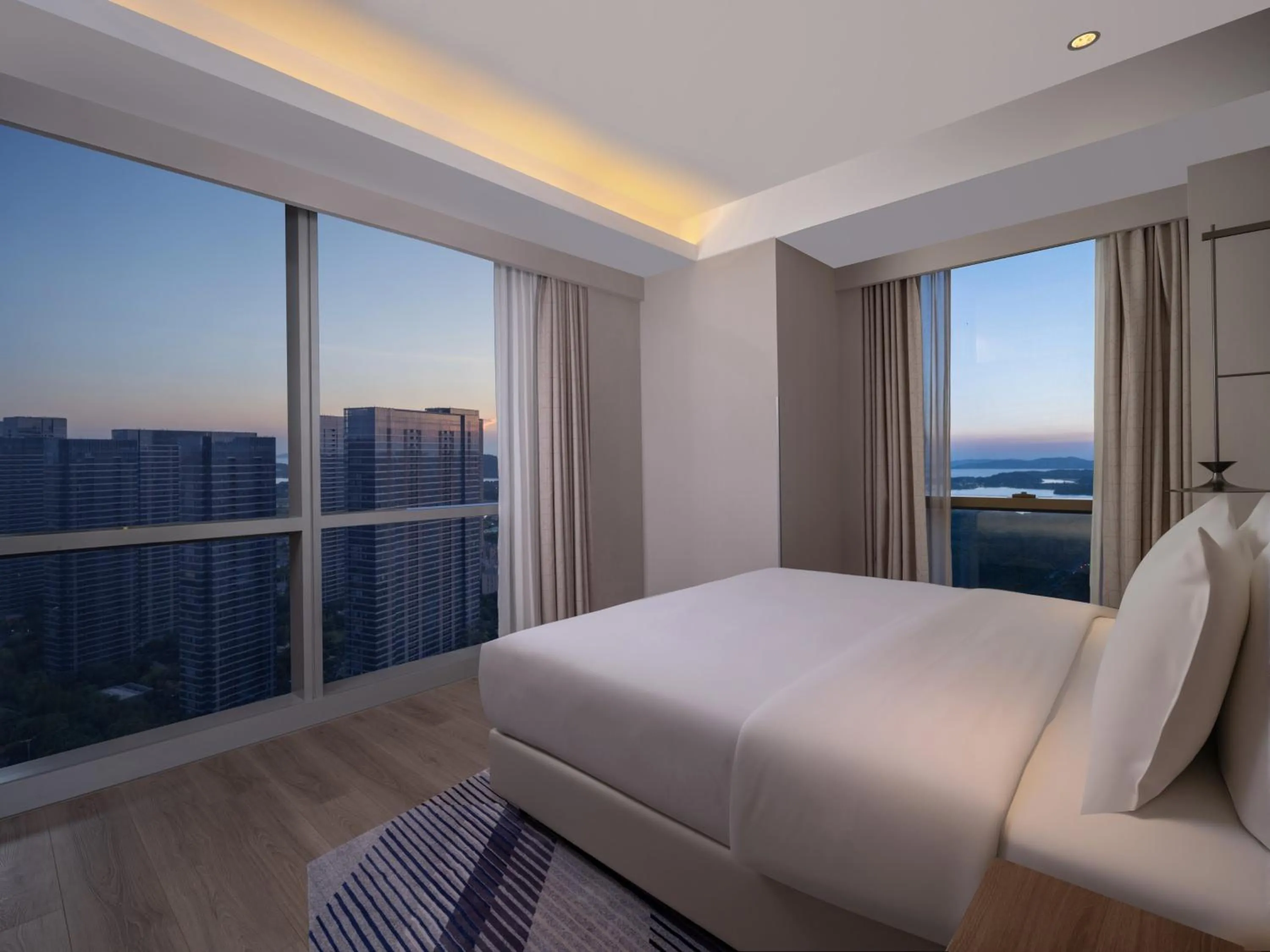 Photo of the whole room, Bed in Holiday Inn Express Wuxi Taihu by IHG