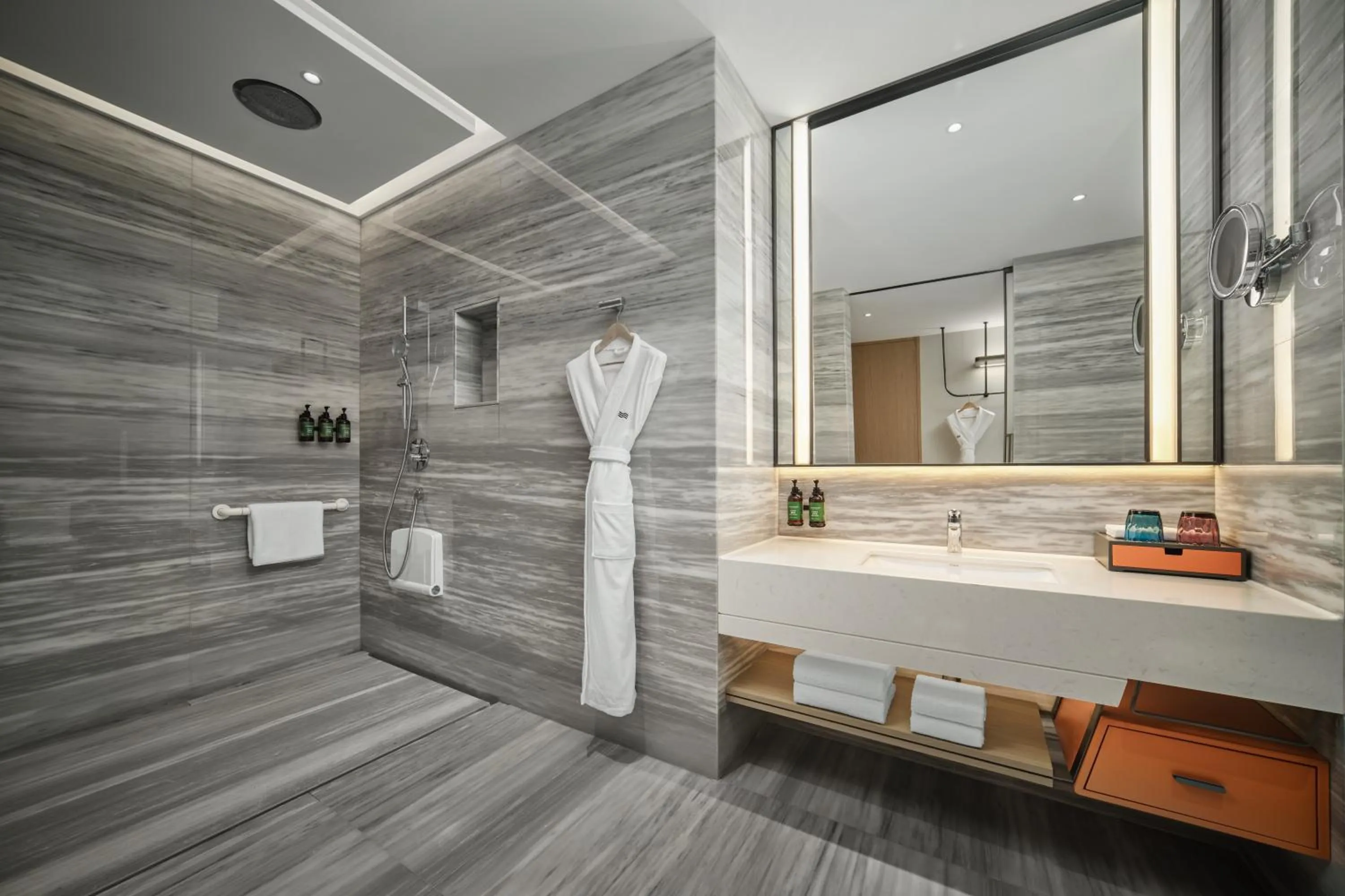 Bathroom in Crowne Plaza Zhongshan Torch High-tech Zone by IHG