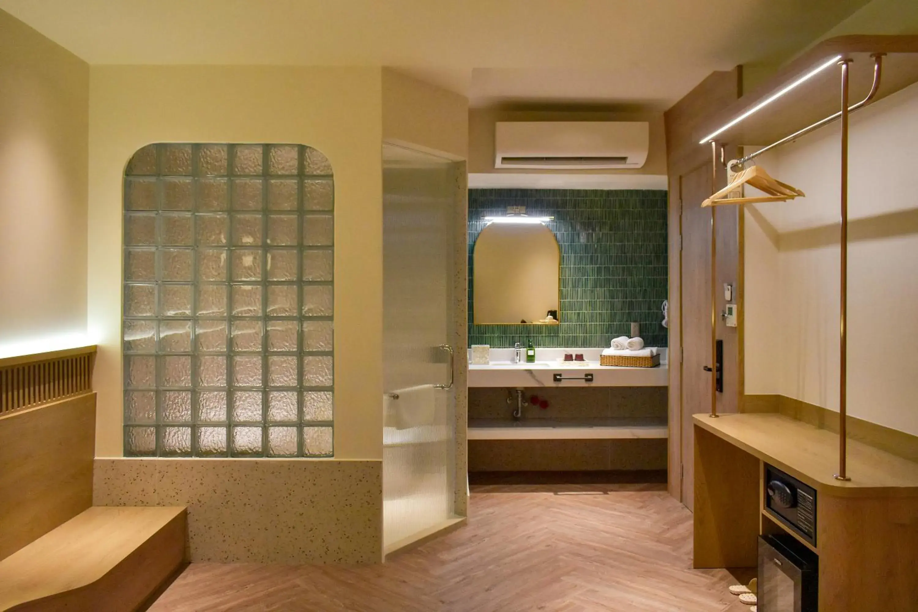 Deluxe King Room in Aizen Stay - District 1 Deluxe King Room in Aizen Stay - District 1