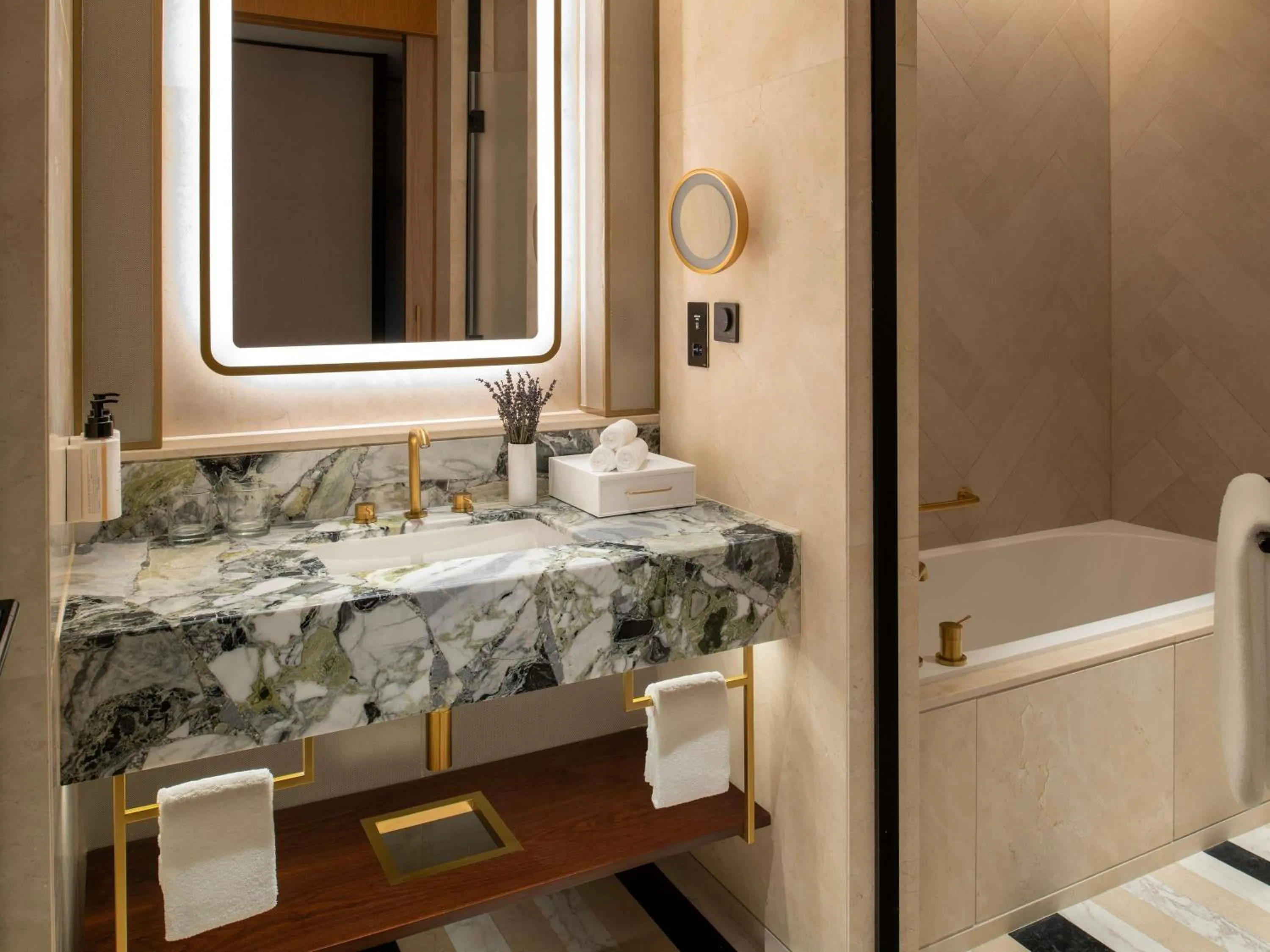 Bedroom, Bed in Swissôtel Corniche Park Towers Doha