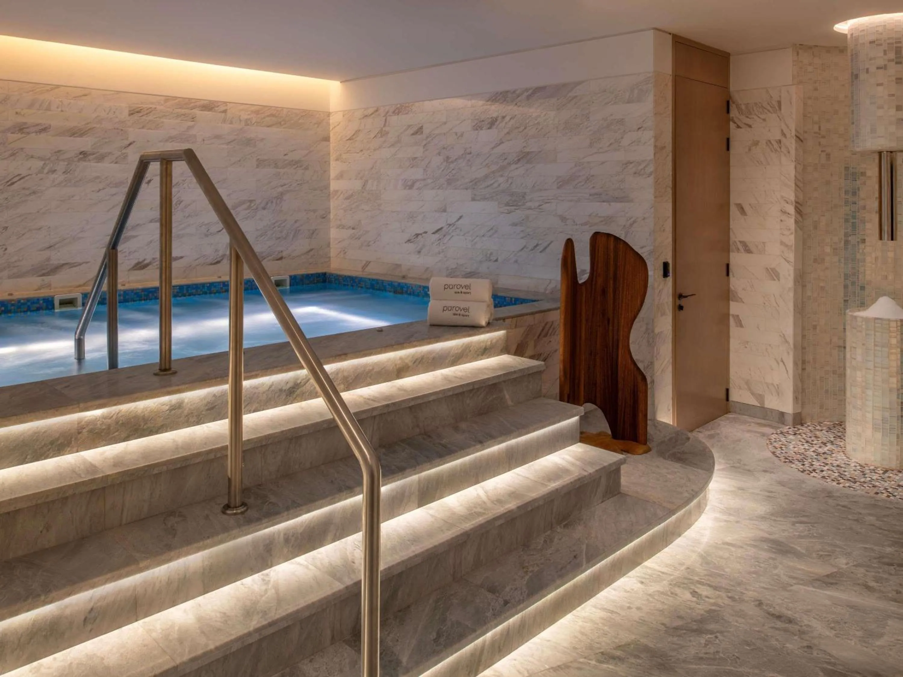 Spa and wellness centre/facilities, Bed in Swissôtel Corniche Park Towers Doha