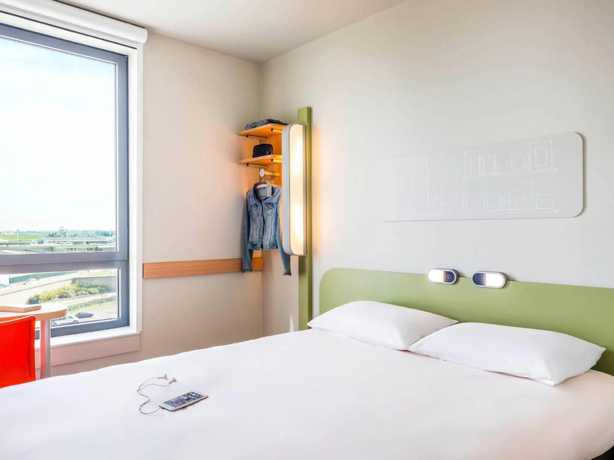 Bed in ibis budget Paris Coeur d'Orly Airport