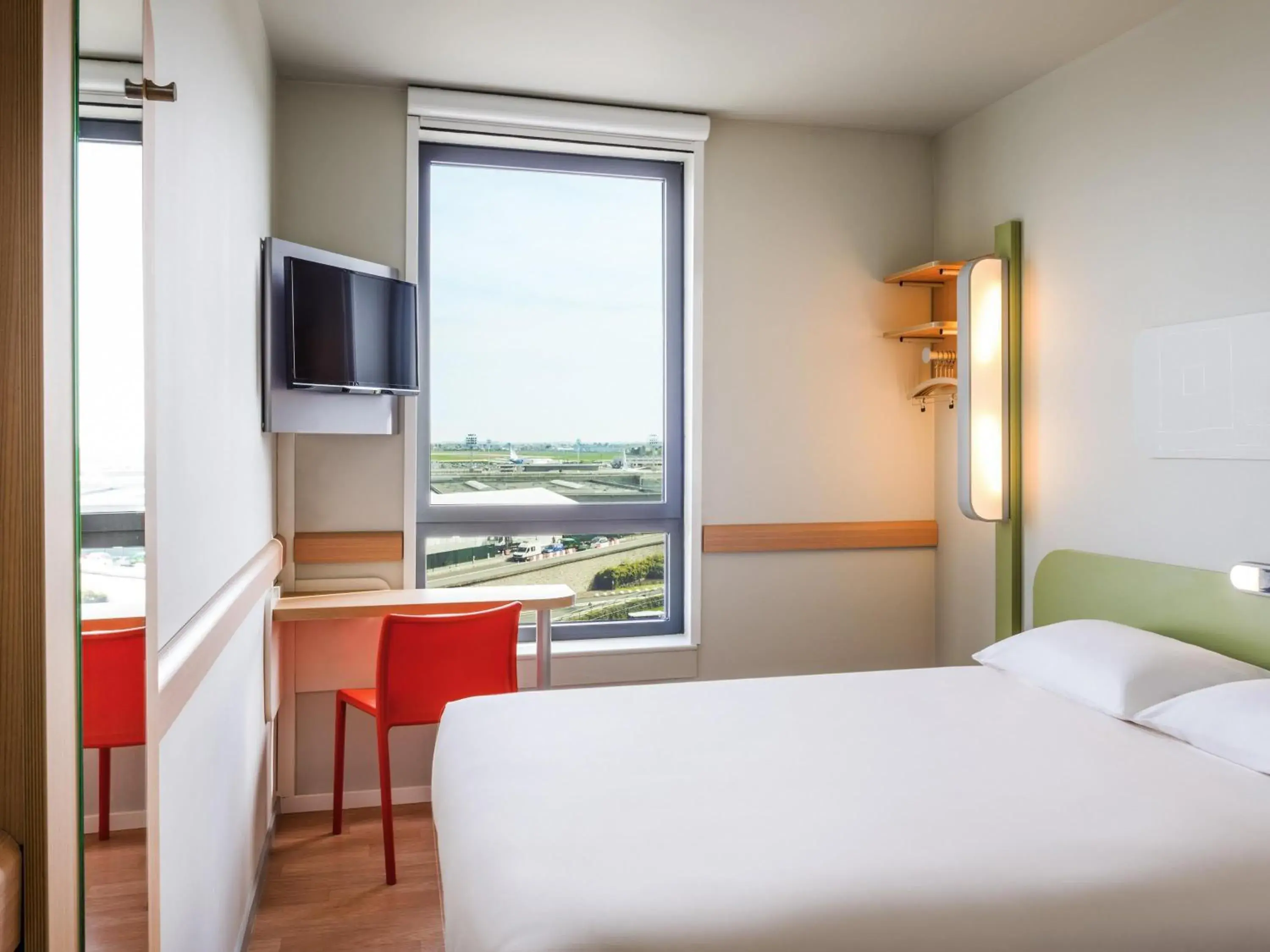 Double Room with a Large Bed in ibis budget Paris Coeur d'Orly Airport Double Room with a Large Bed in ibis budget Paris Coeur d'Orly Airport