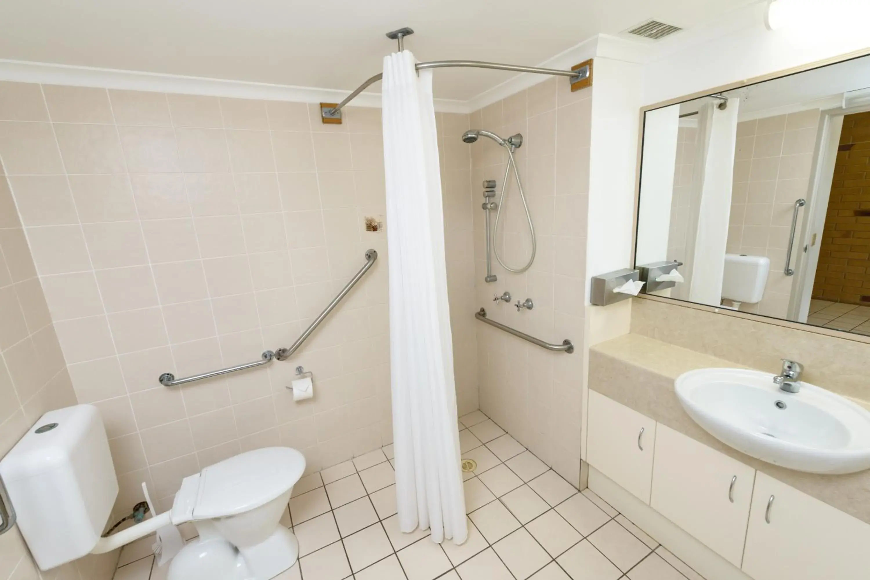 Family Room - Disability Access in Wild Scotsman Motor Inn Gin Gin QLD Family Room - Disability Access in Wild Scotsman Motor Inn Gin Gin QLD