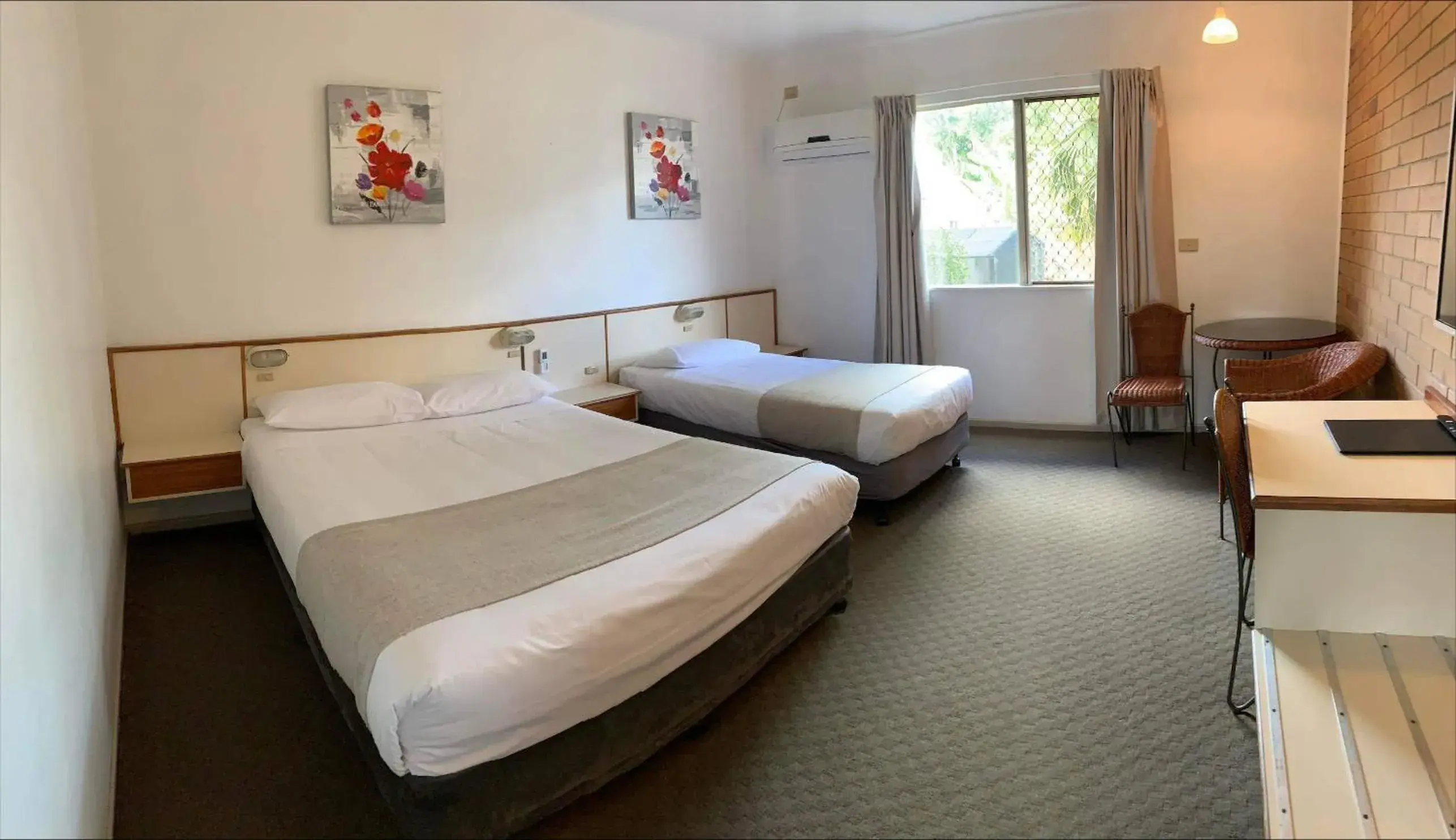 Large Twin Room in Wild Scotsman Motor Inn Gin Gin QLD Large Twin Room in Wild Scotsman Motor Inn Gin Gin QLD